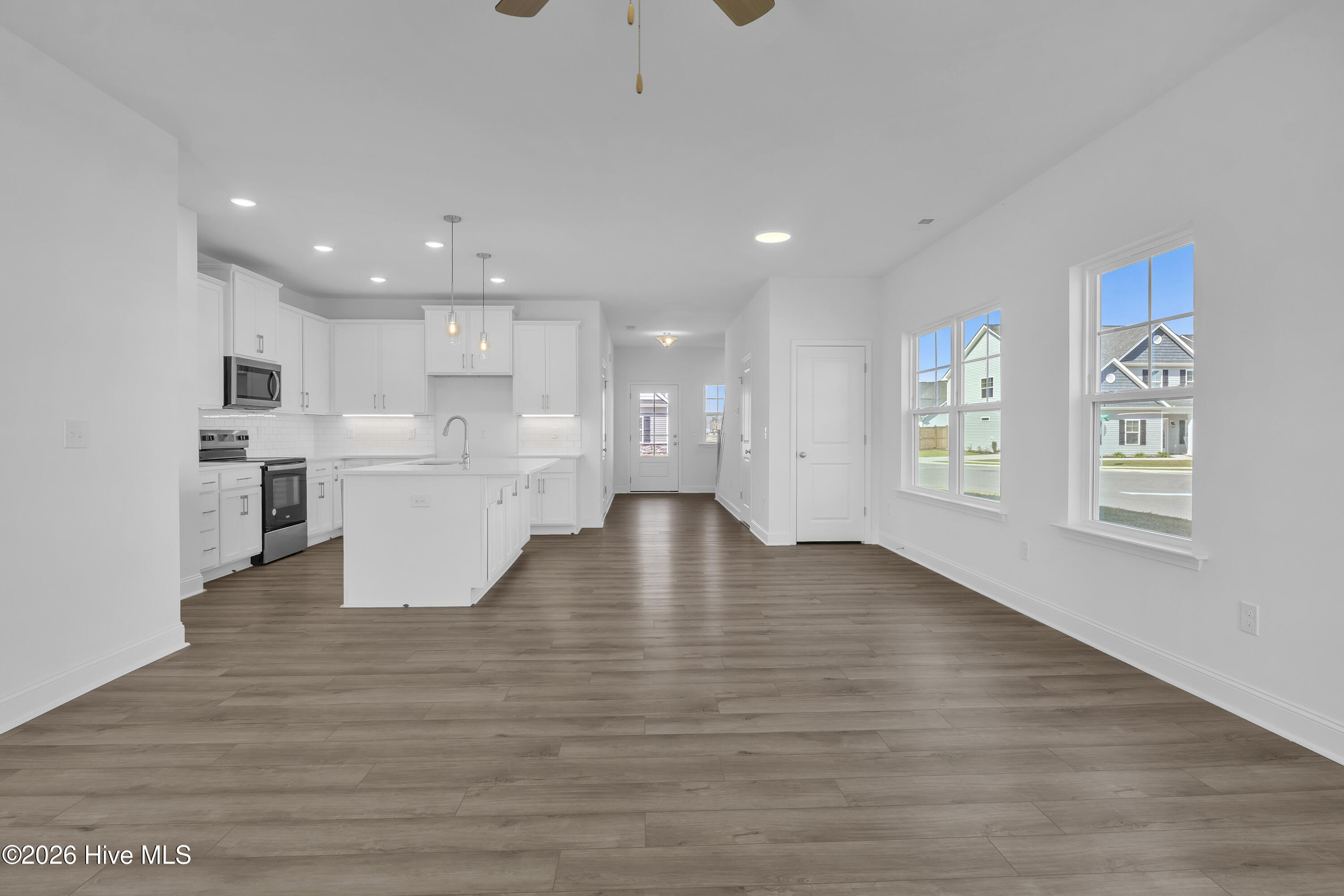 100563590 | Photo 18