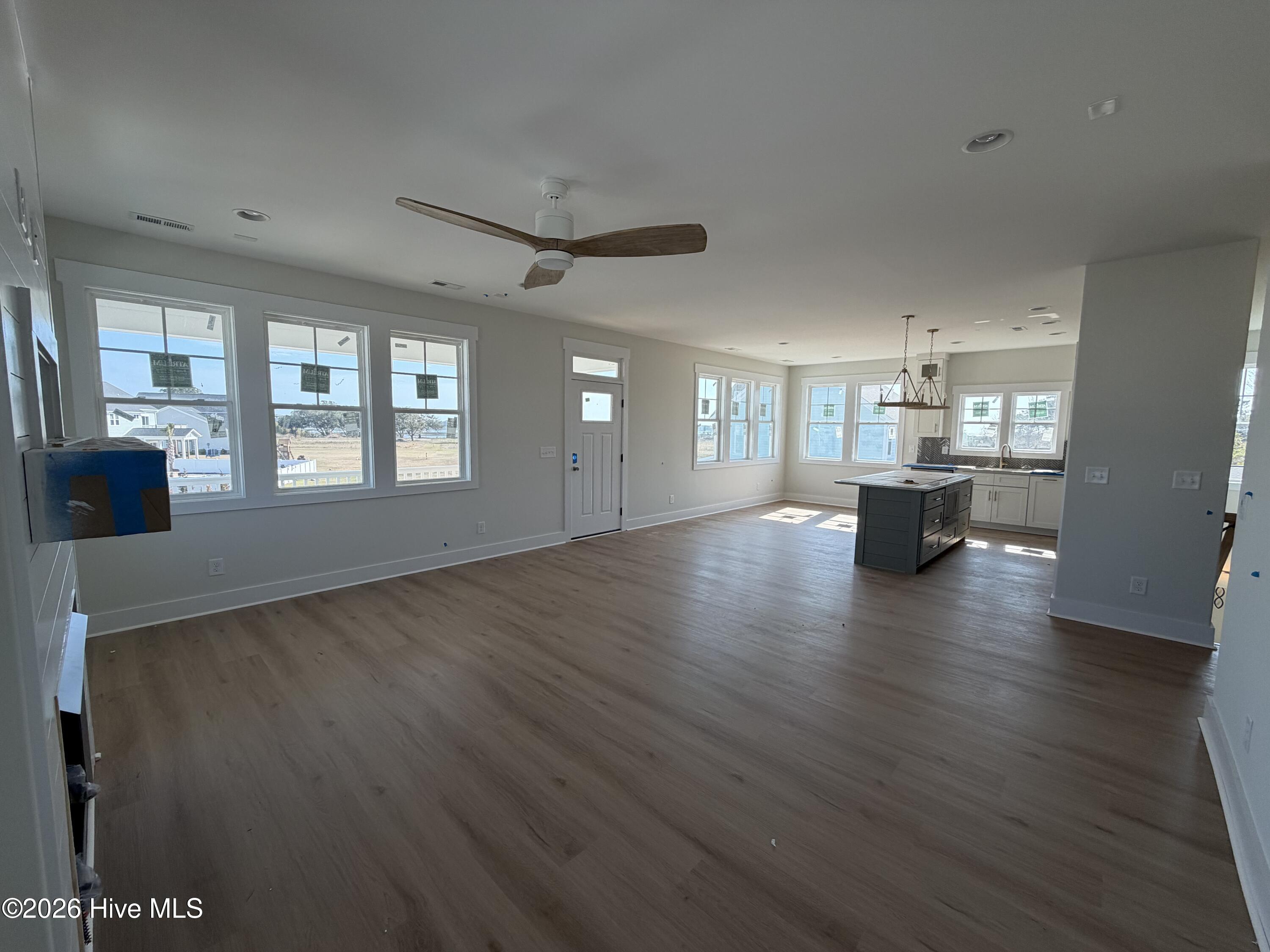 100559607 | Photo 24