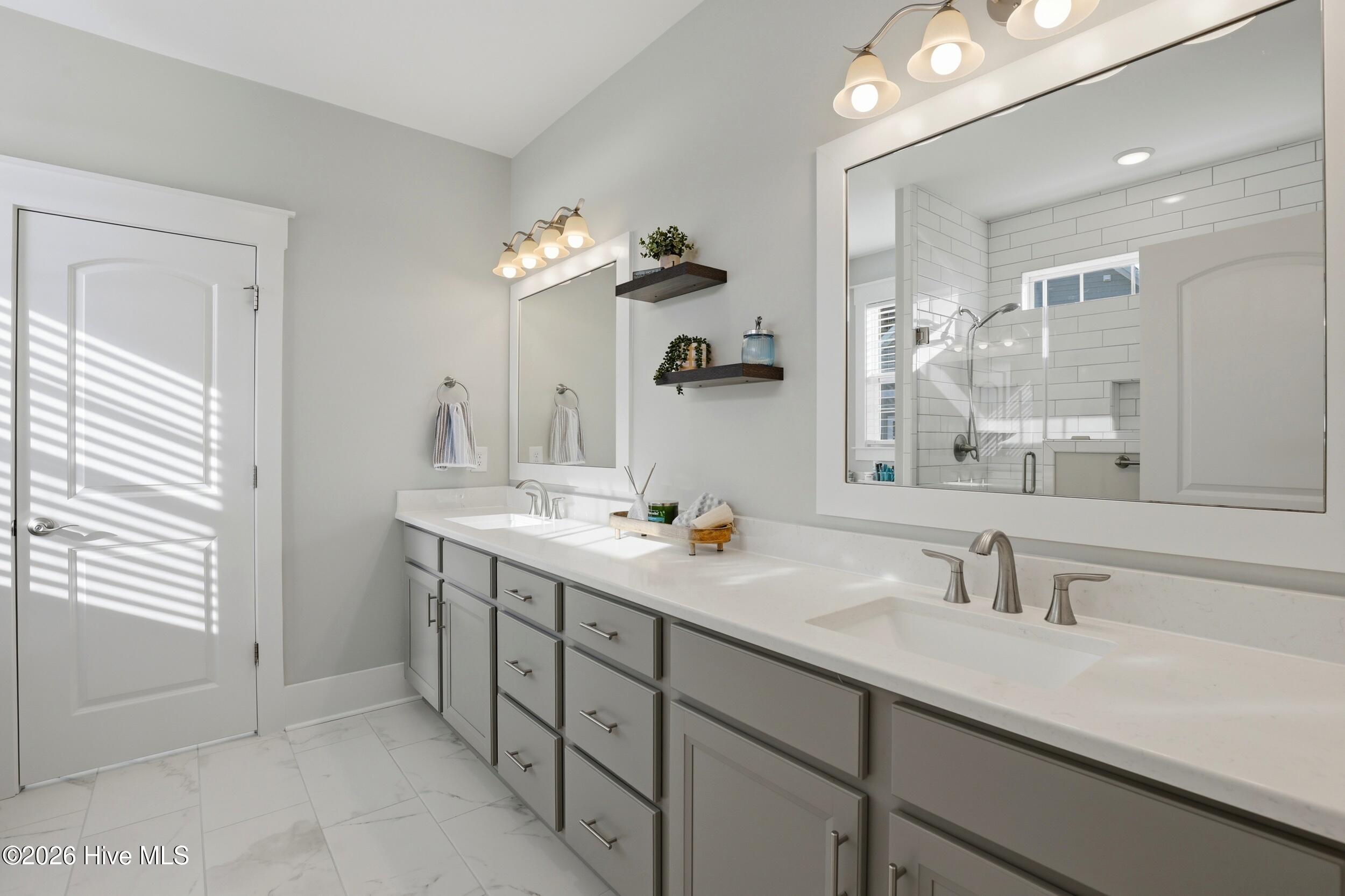 100562298 | Photo 34