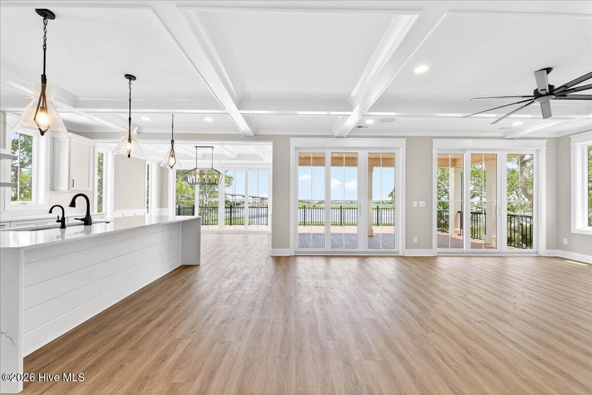 100562322 | Photo 34