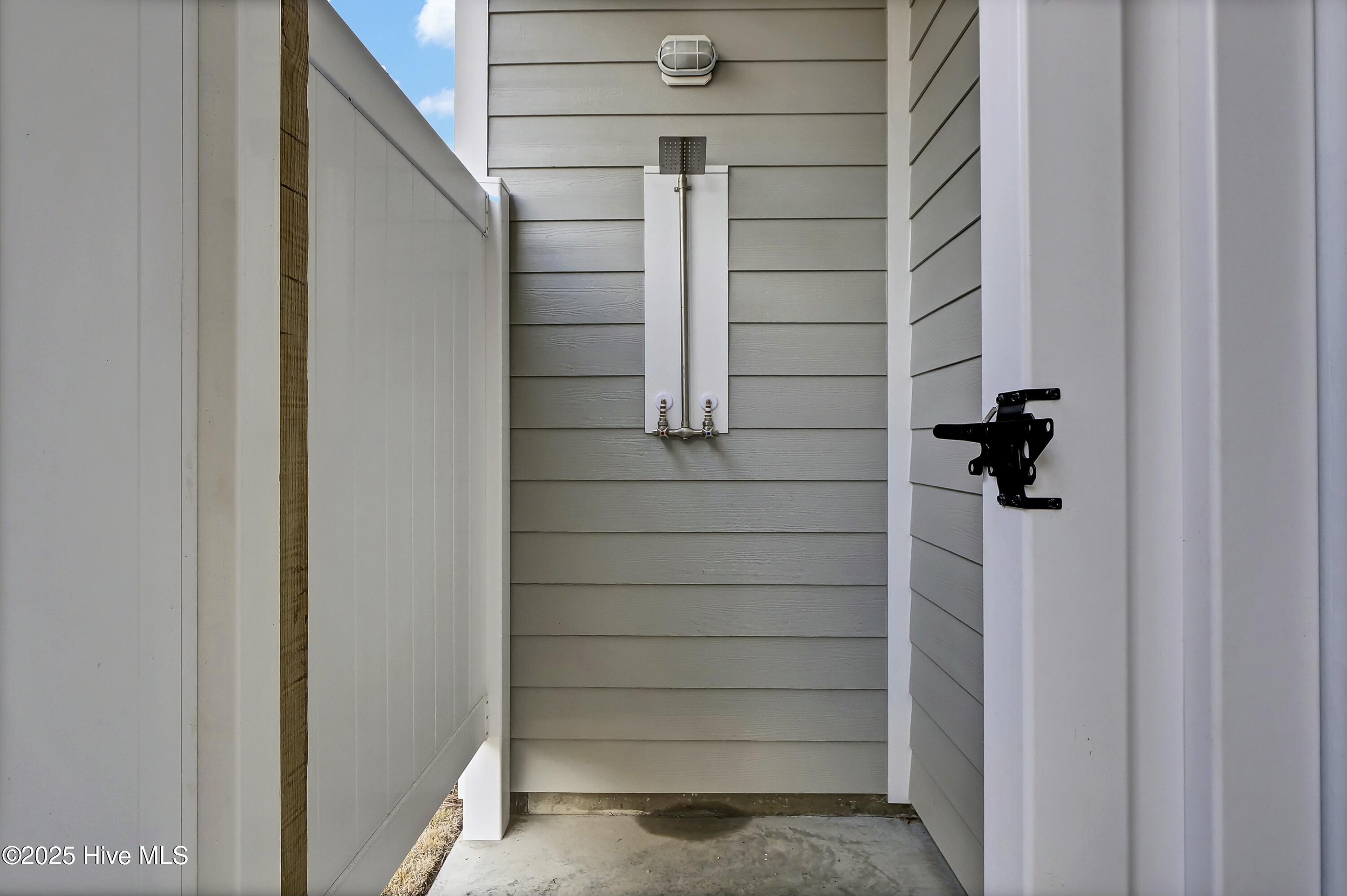 100486370 | Photo 28