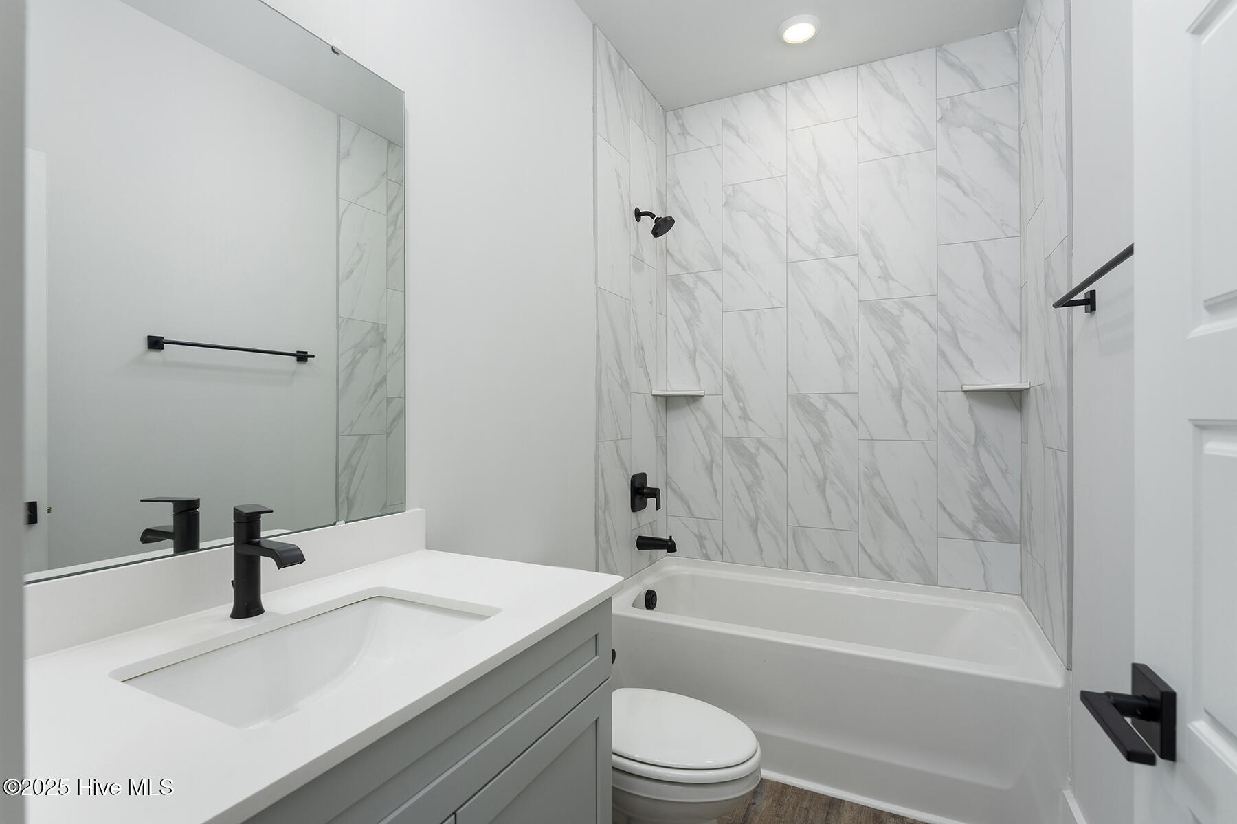 100506461 | Photo 19