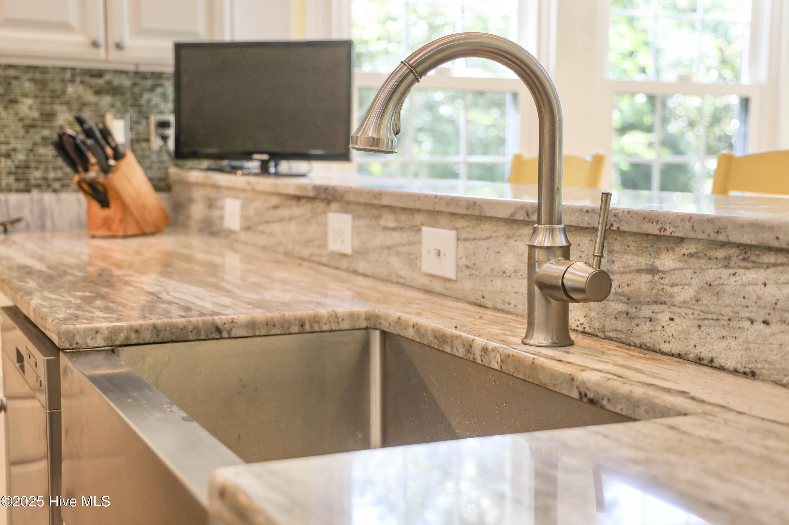 100530340 | Photo 23