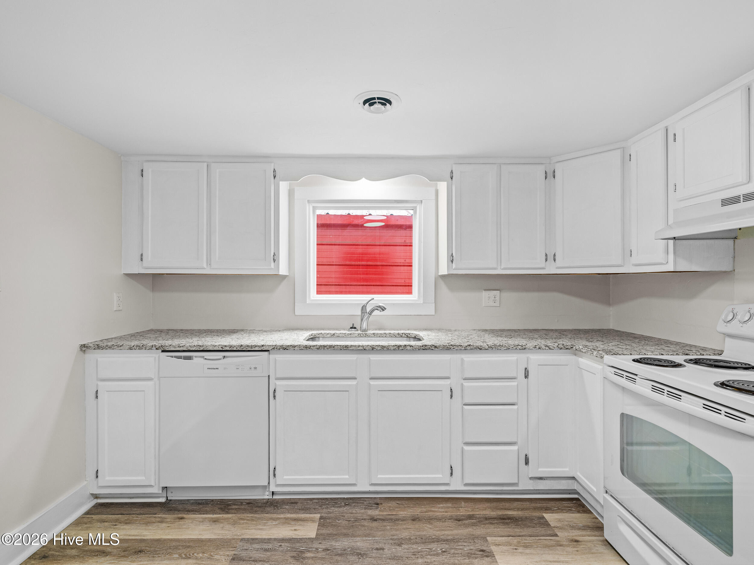 100569612 | Photo 15