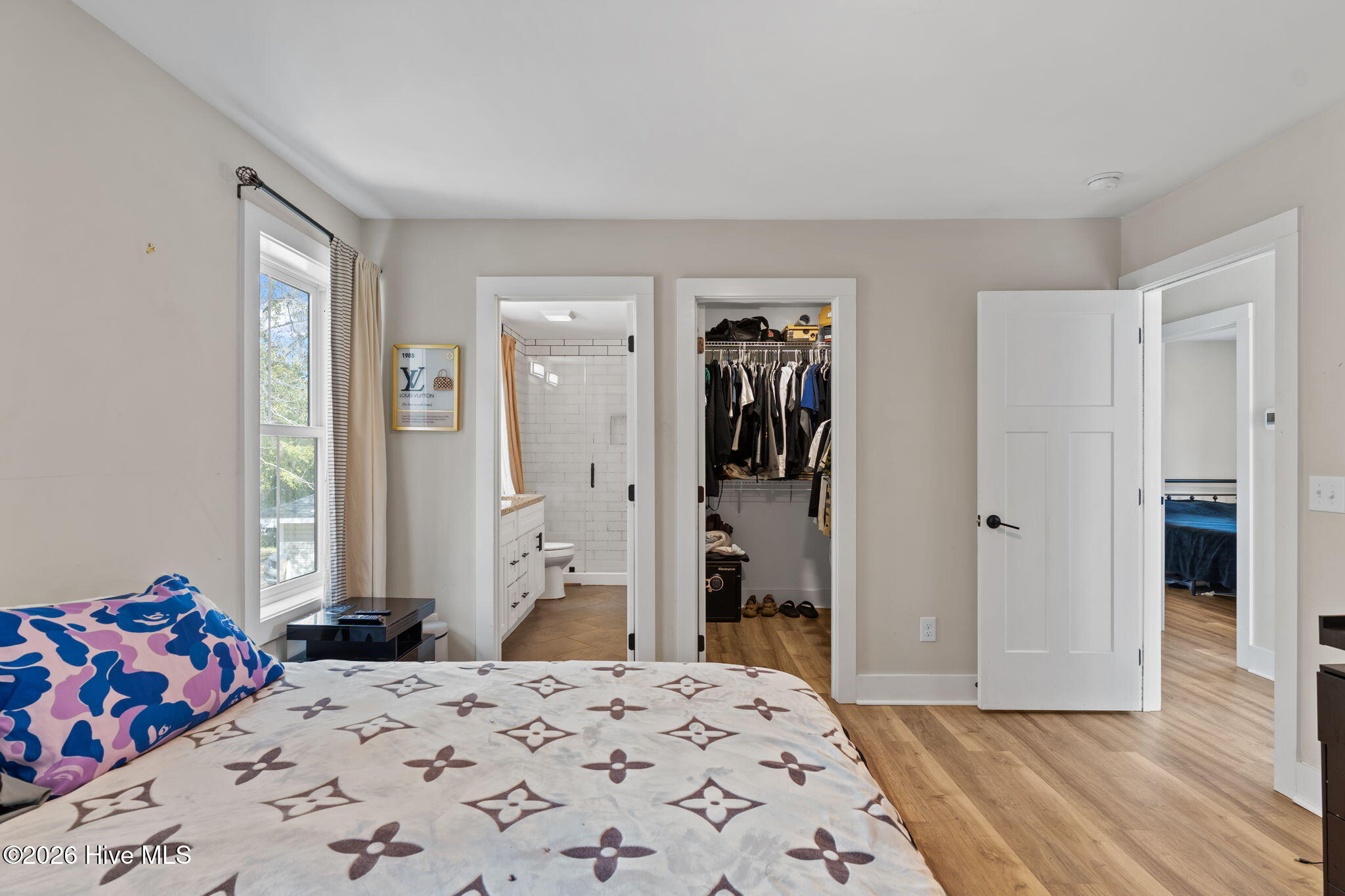 100556827 | Photo 22