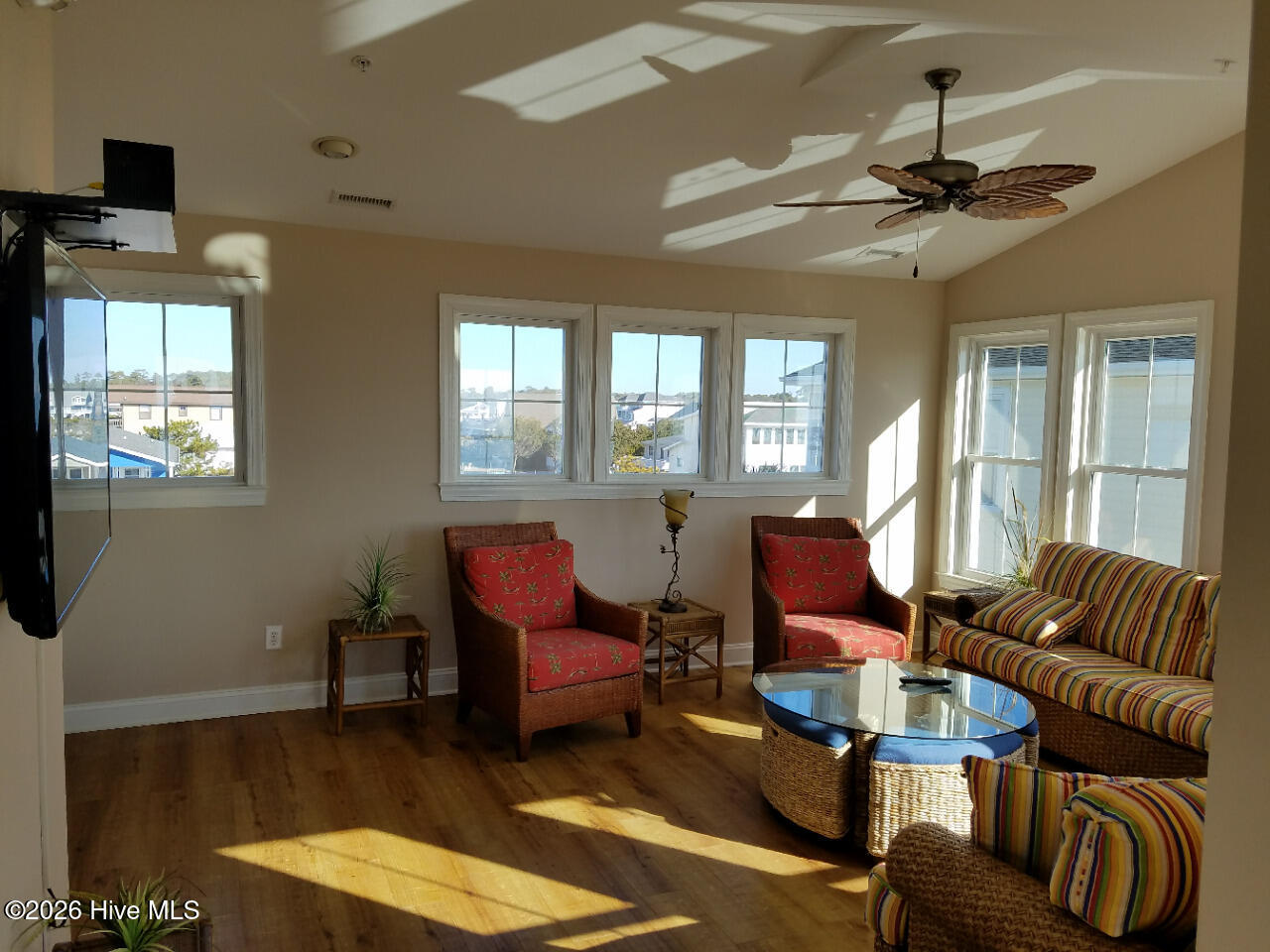 100547774 | Photo 35