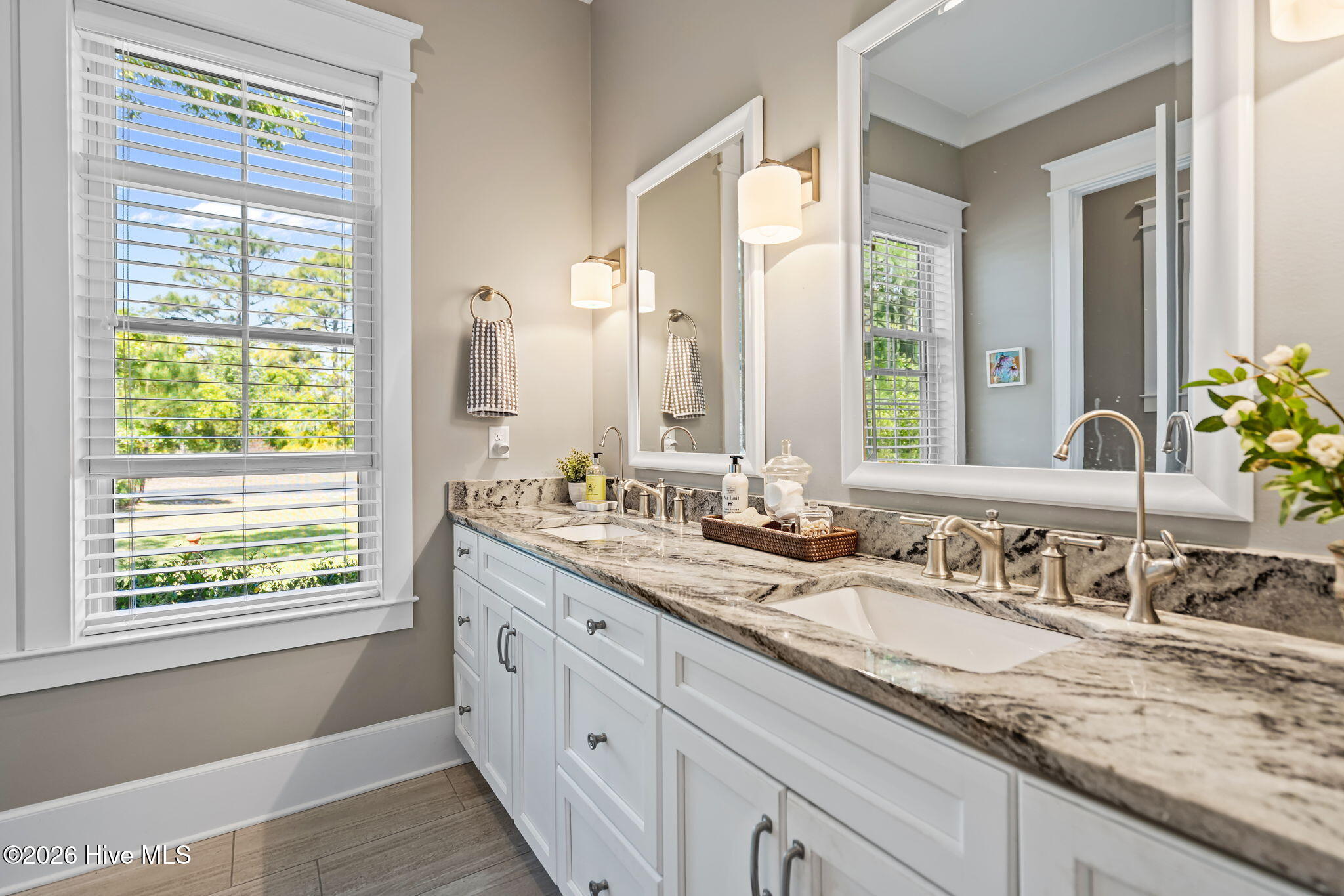 100567886 | Photo 39