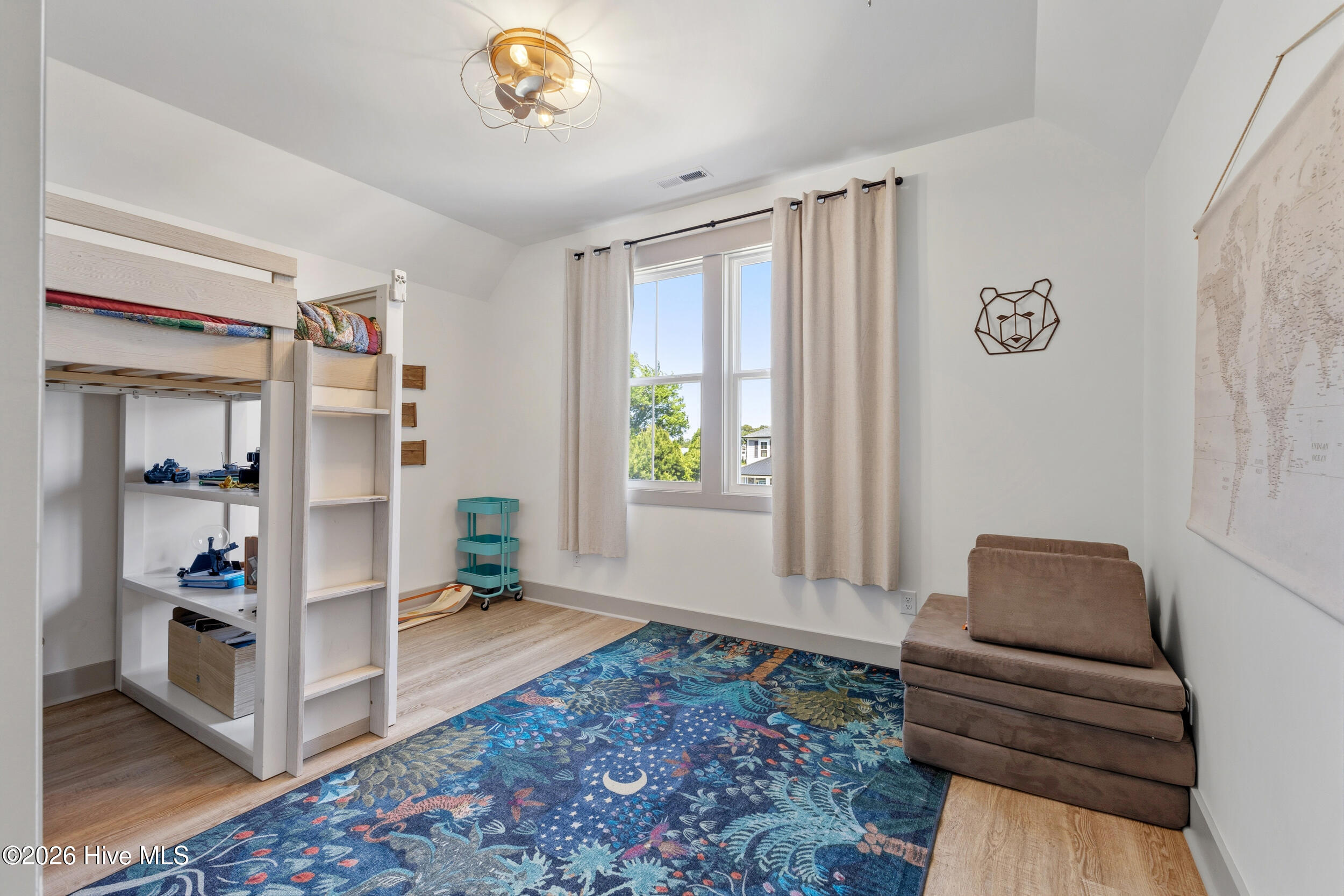 100570688 | Photo 35