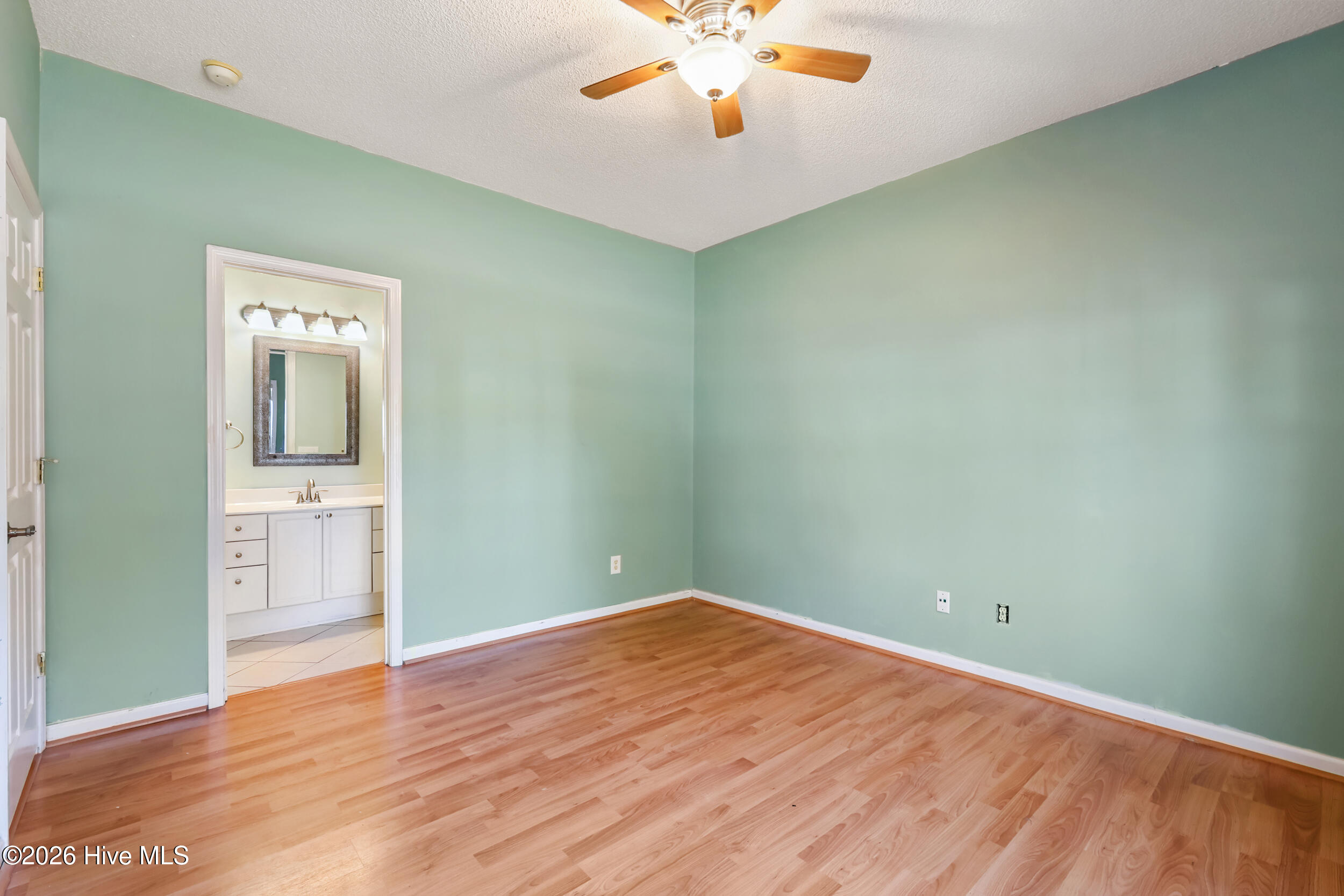 100547129 | Photo 24