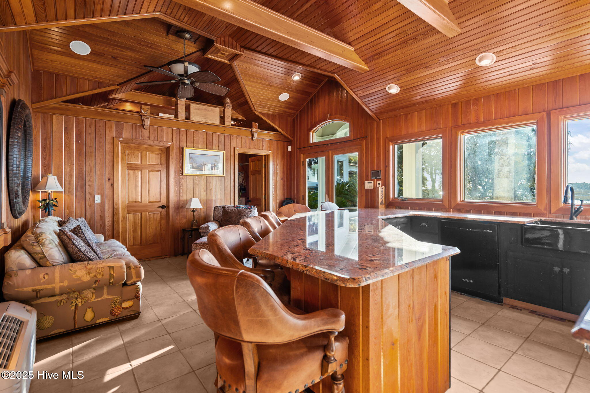 100547936 | Photo 76