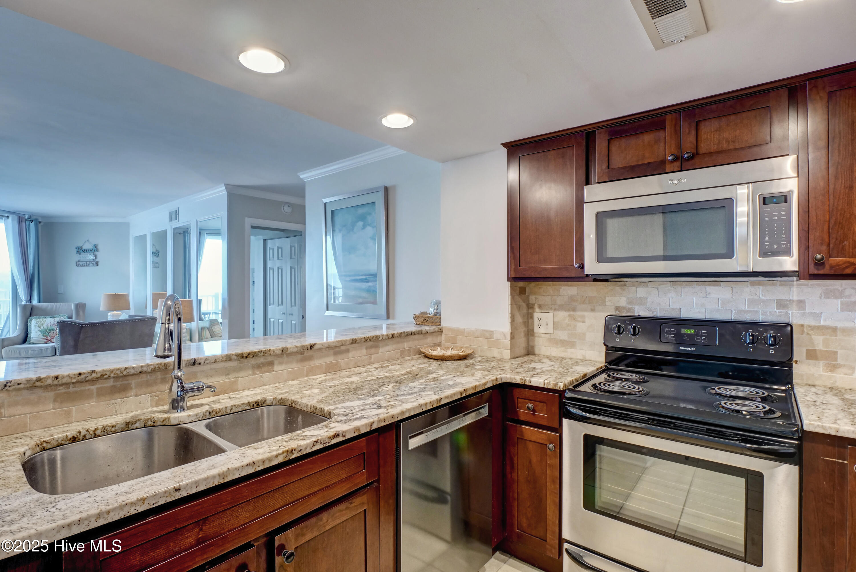 100521278 | Photo 12