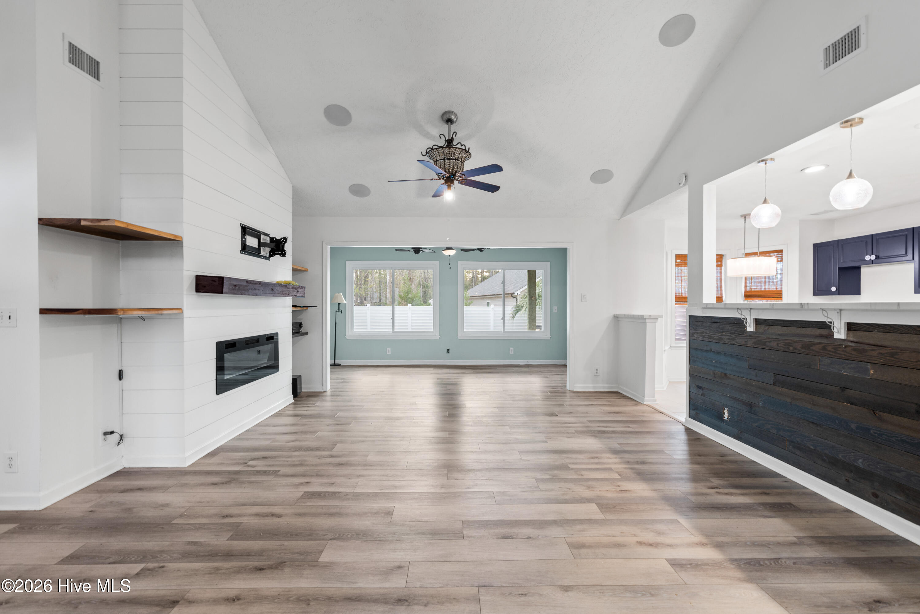 100562430 | Photo 11