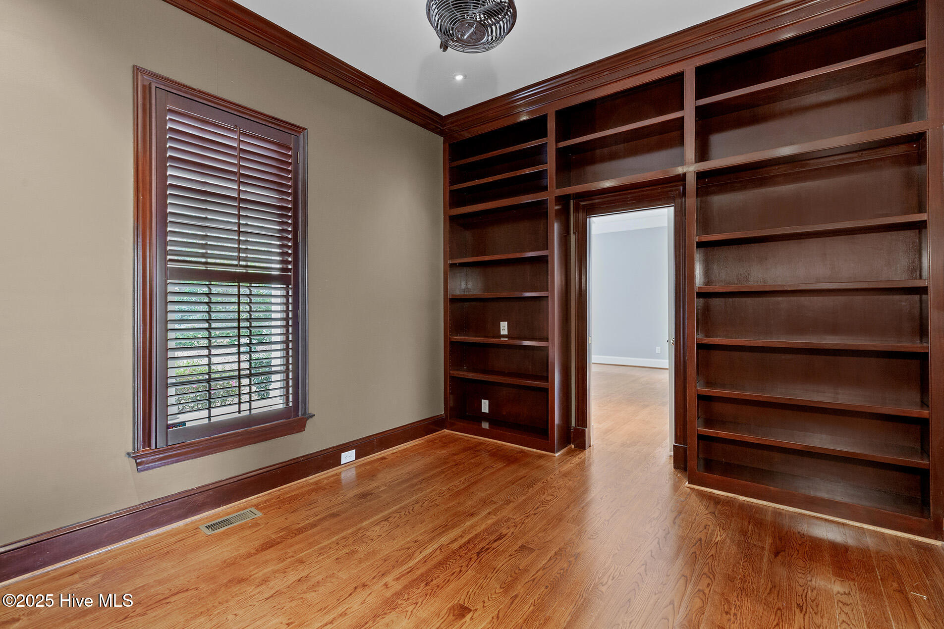 100545737 | Photo 34