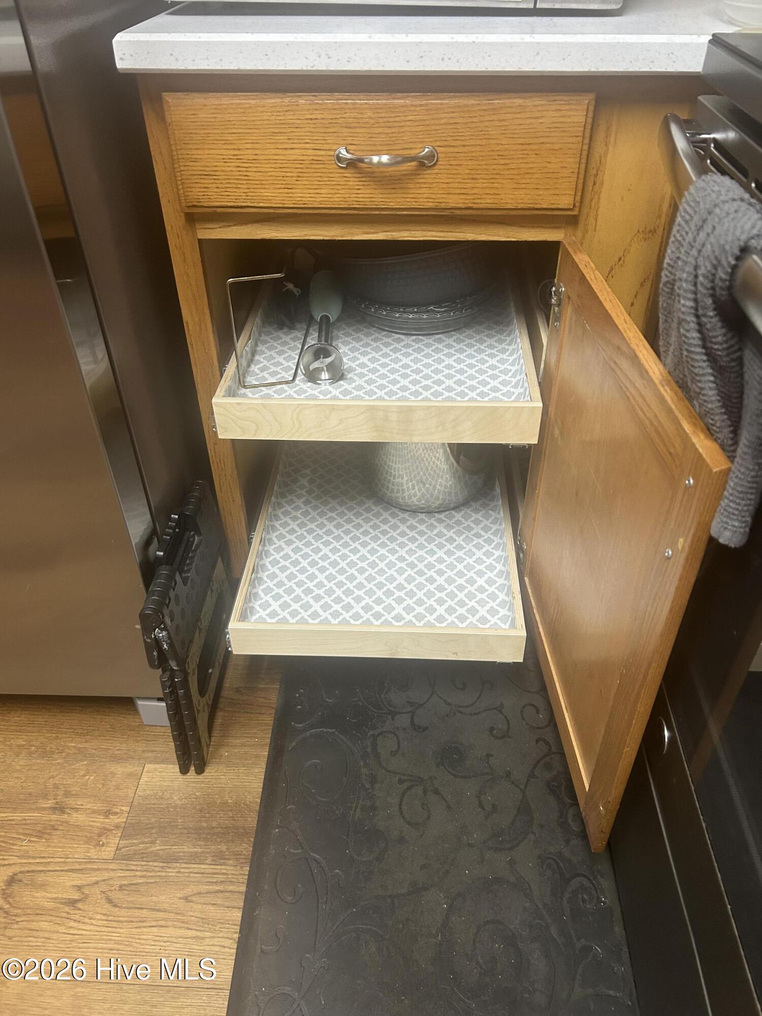 Easy pullout drawers to reach all you containers