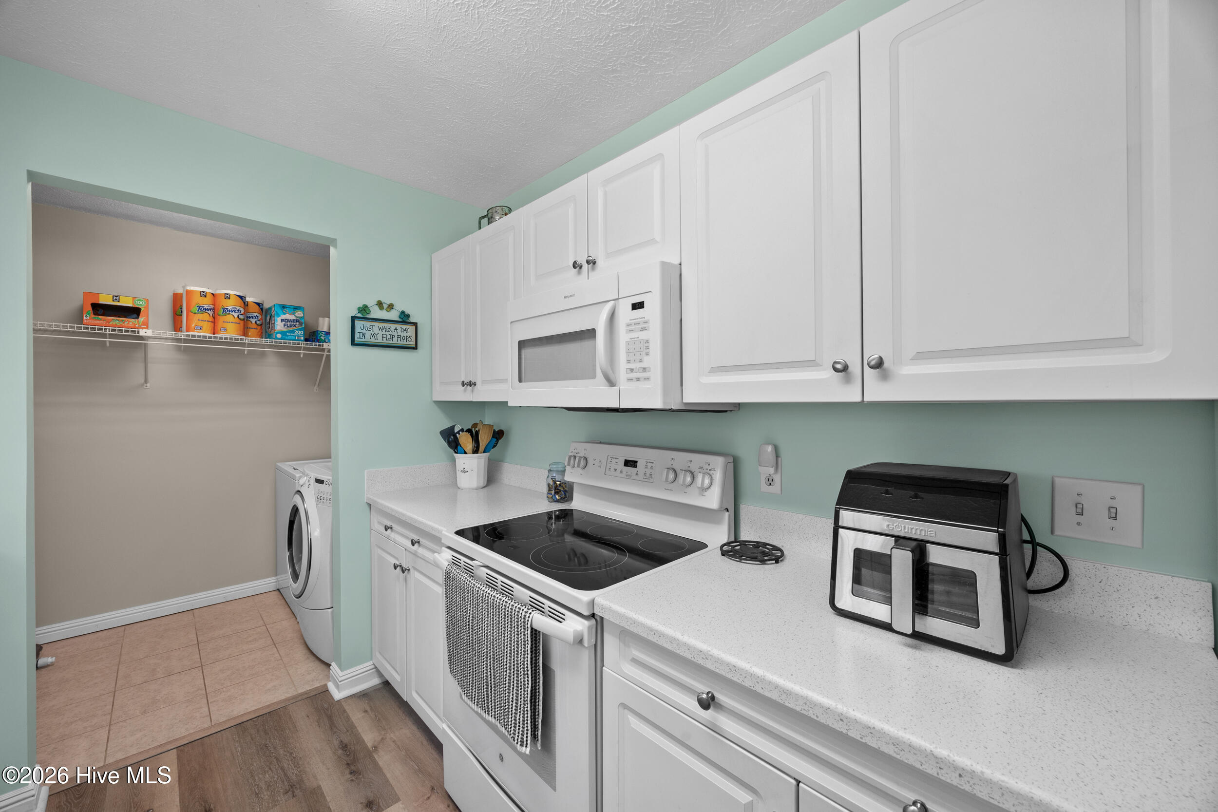 100560402 | Photo 15