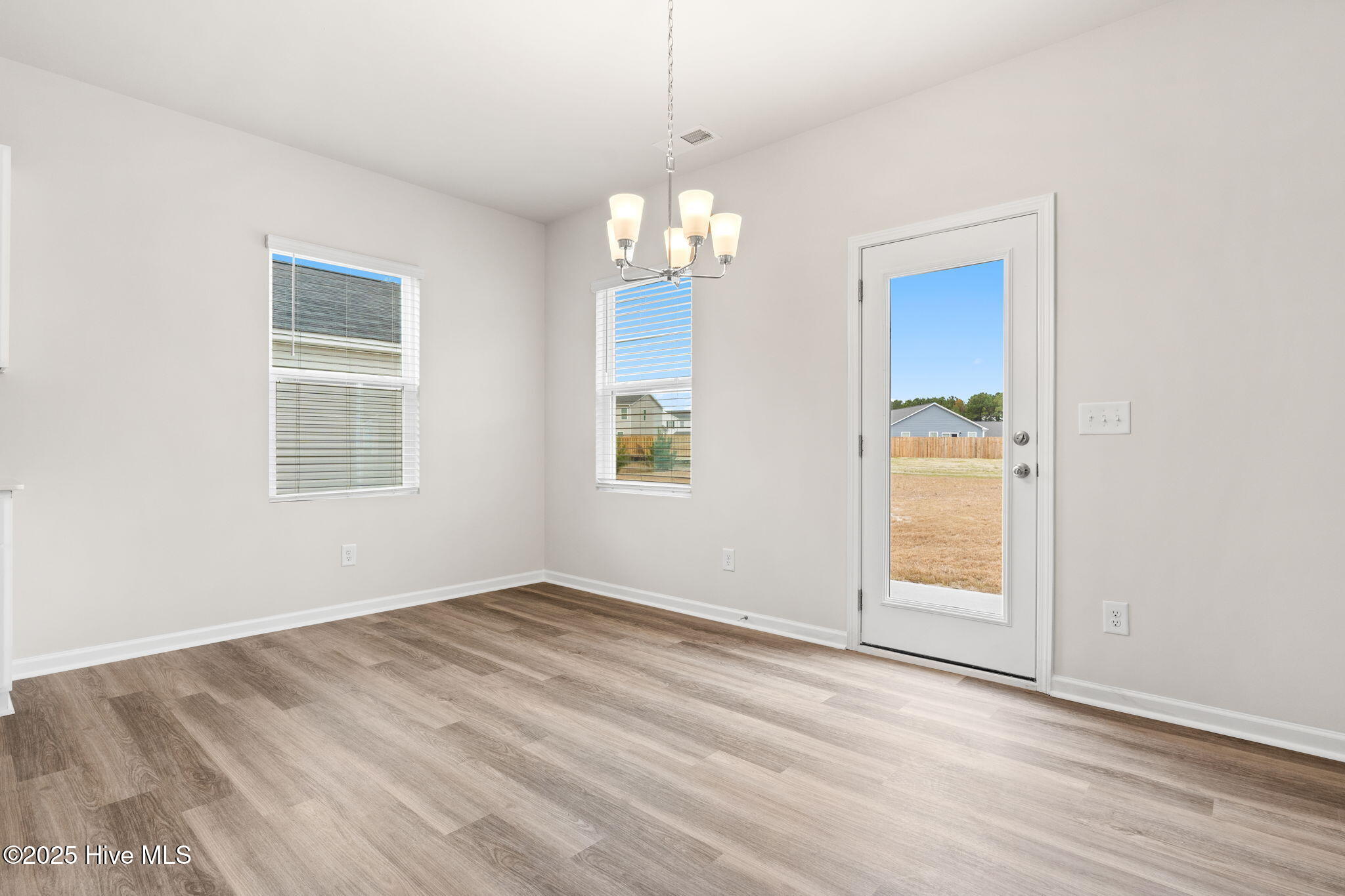 100506430 | Photo 10