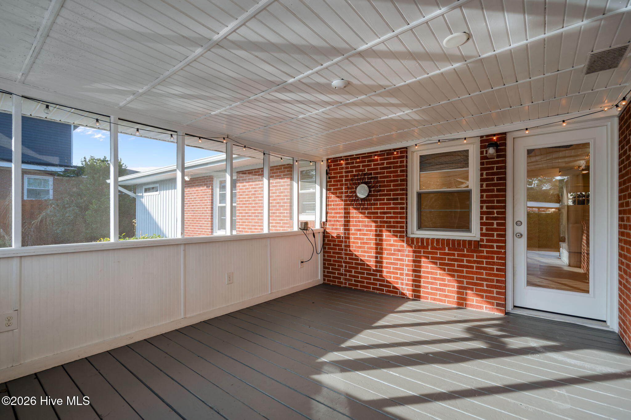 100548221 | Photo 35