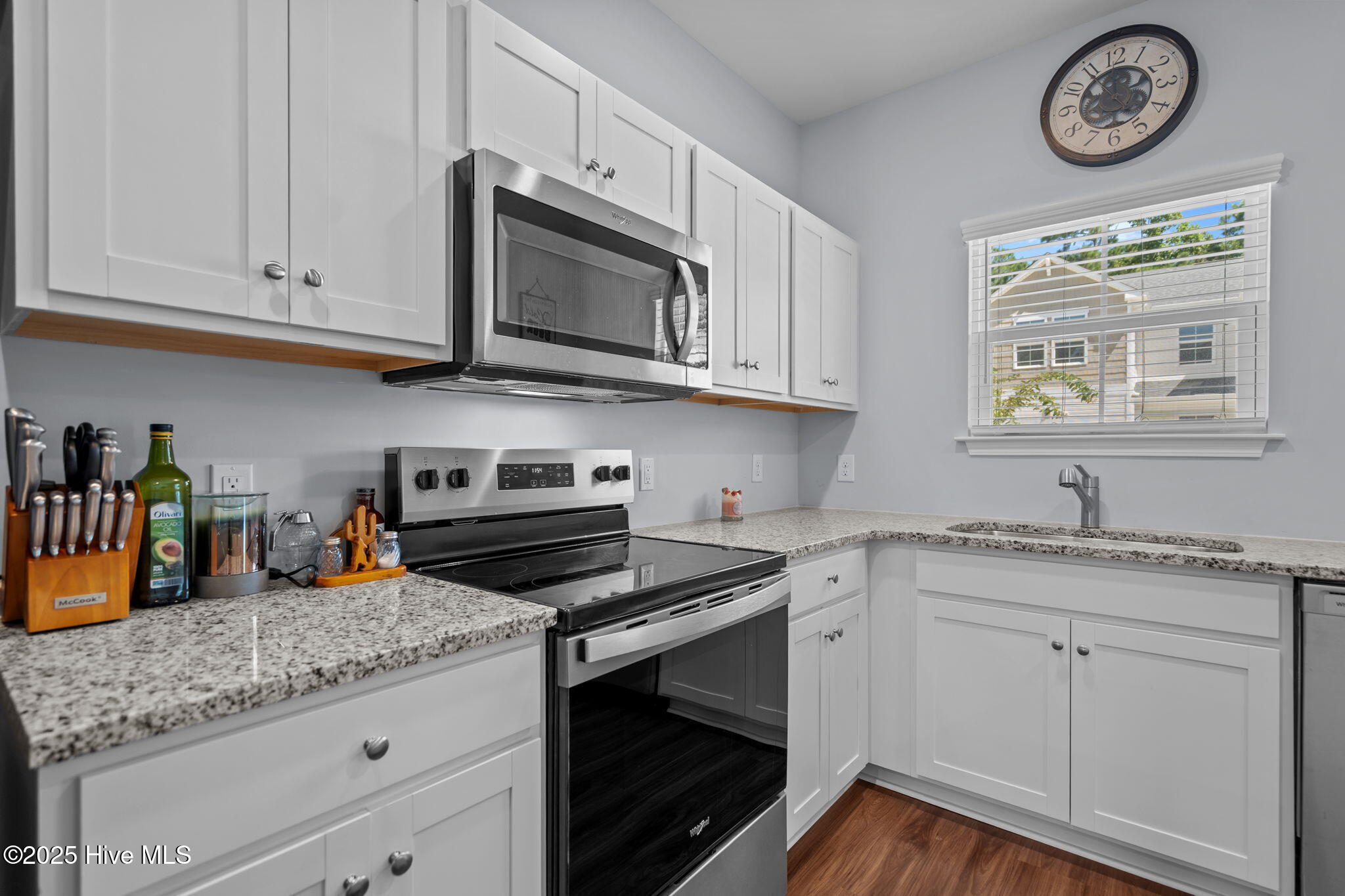 100527682 | Photo 12