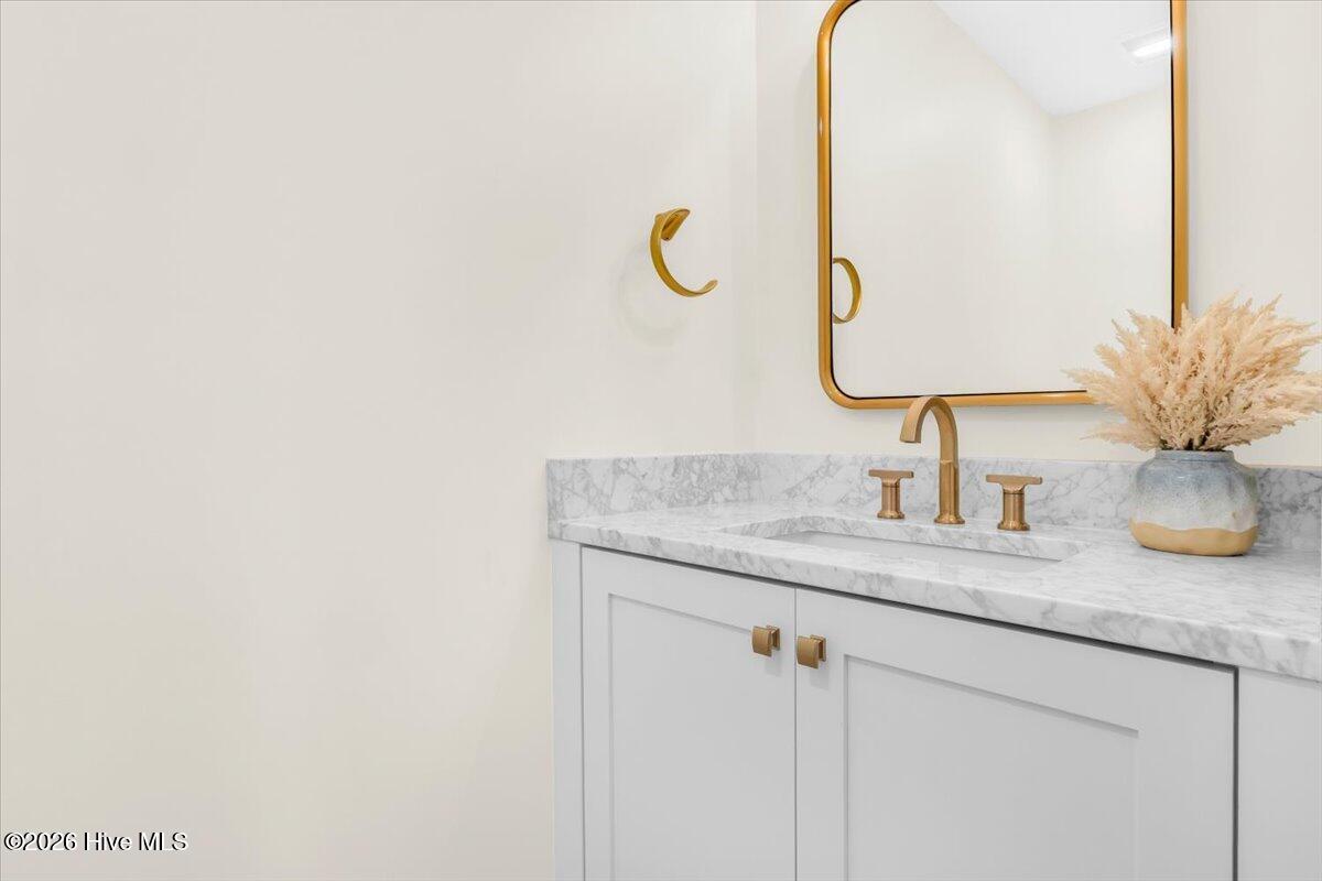 100563677 | Photo 28