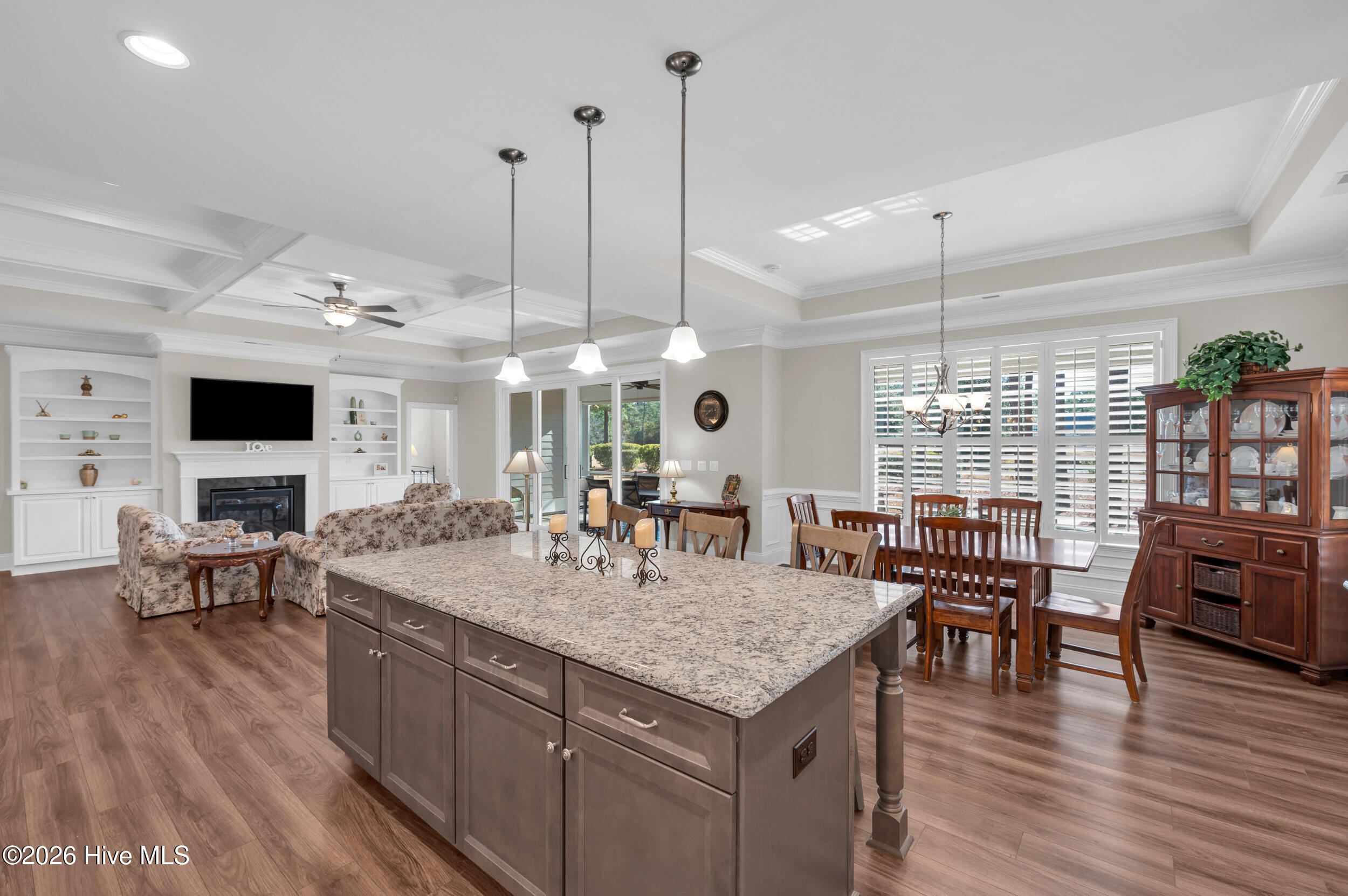 100545849 | Photo 11