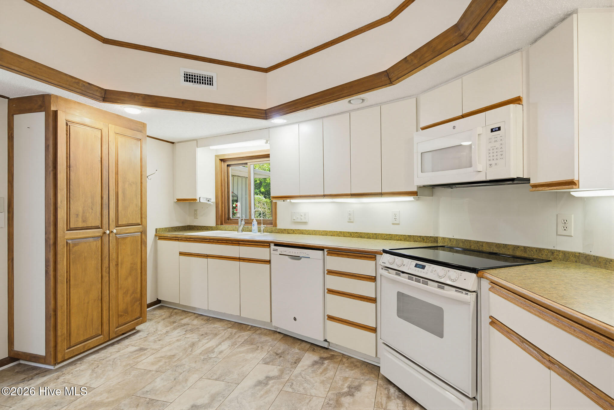 100568983 | Photo 22