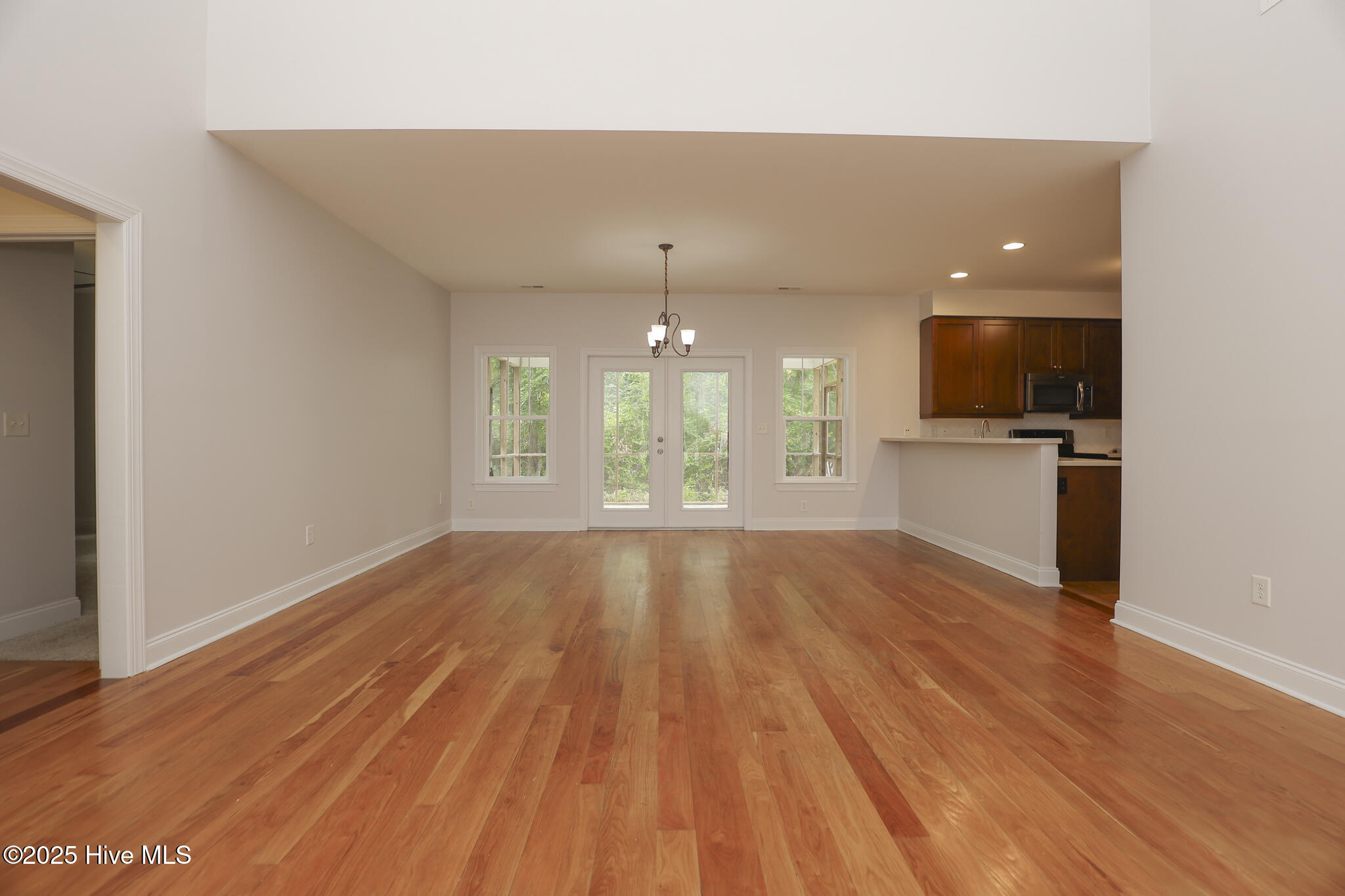 100530782 | Photo 11