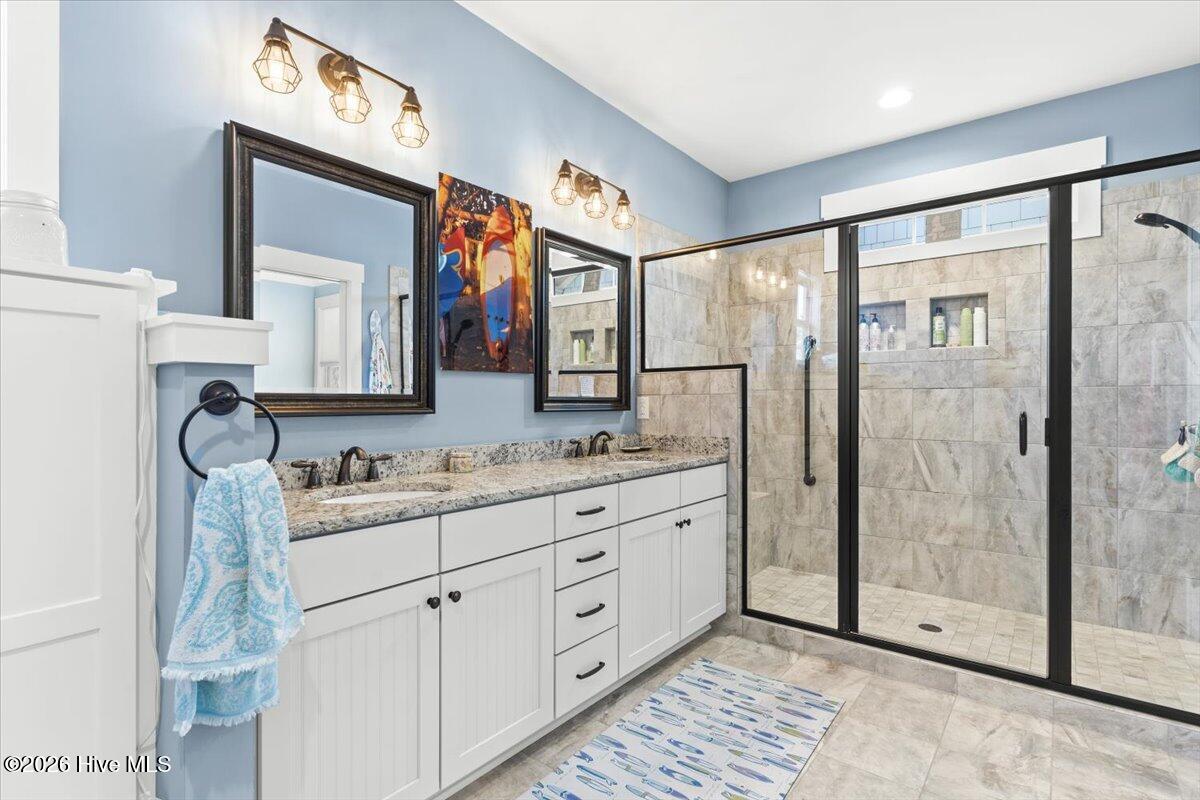 100547784 | Photo 35