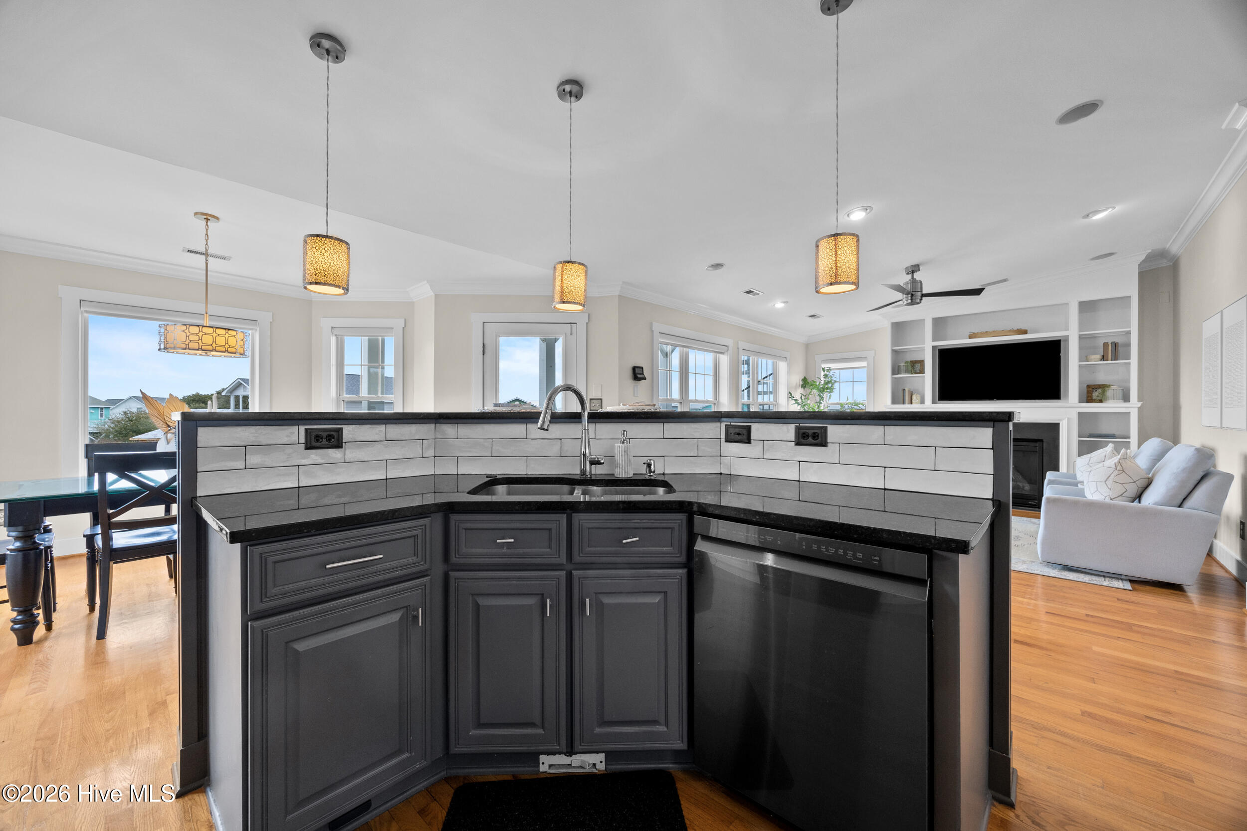 100552893 | Photo 24