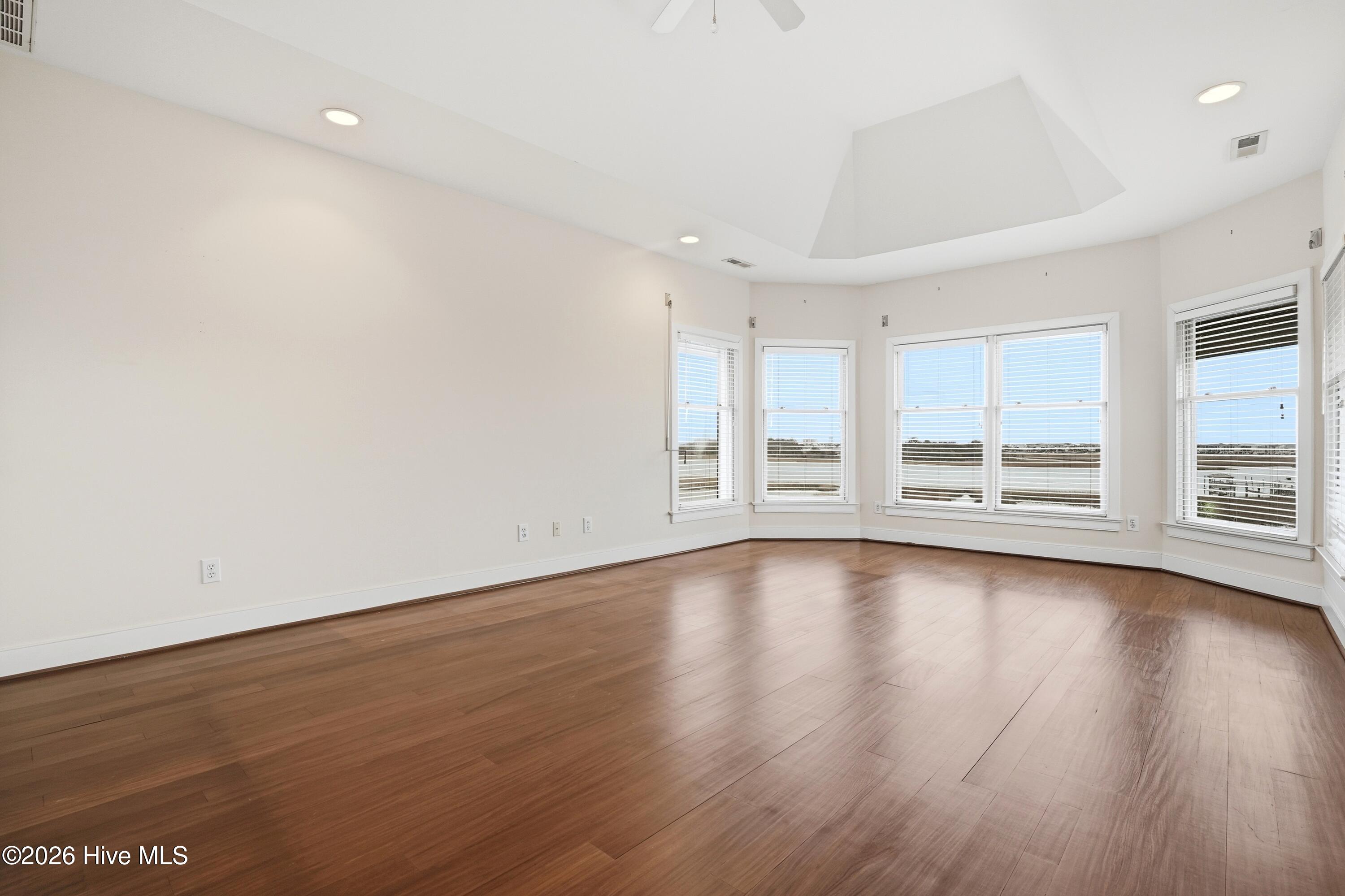 100556046 | Photo 80