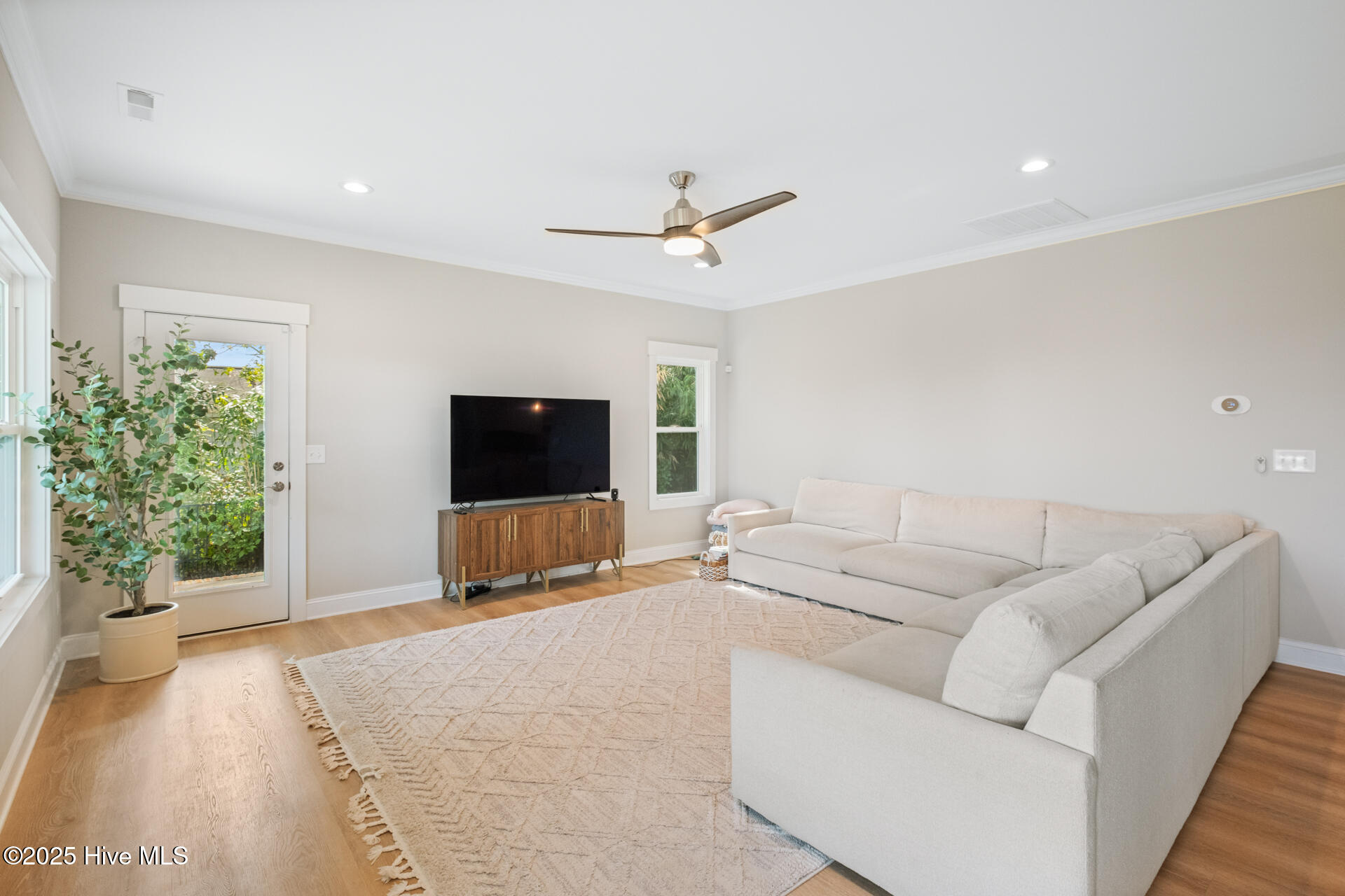 100554078 | Photo 14