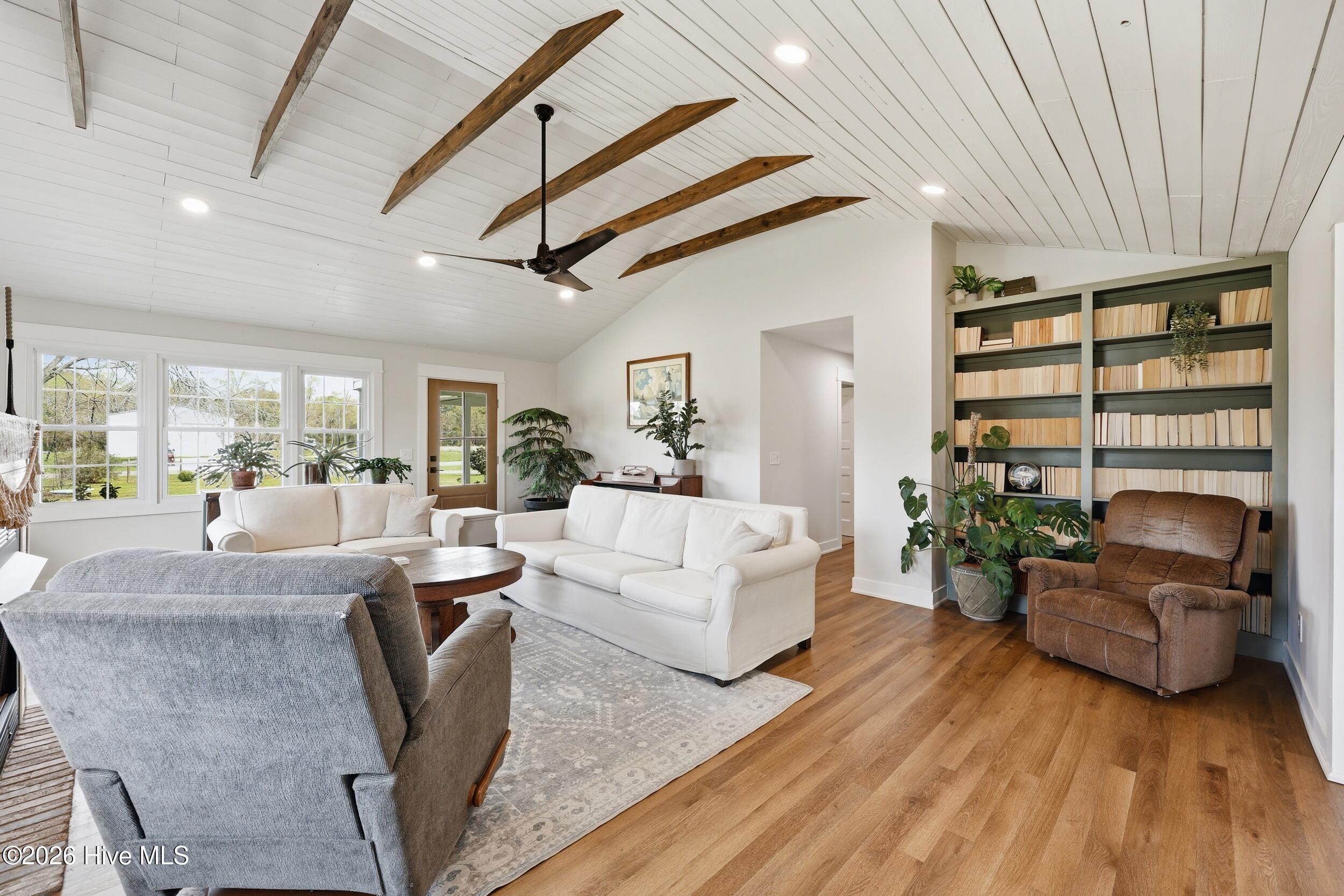 100562935 | Photo 10