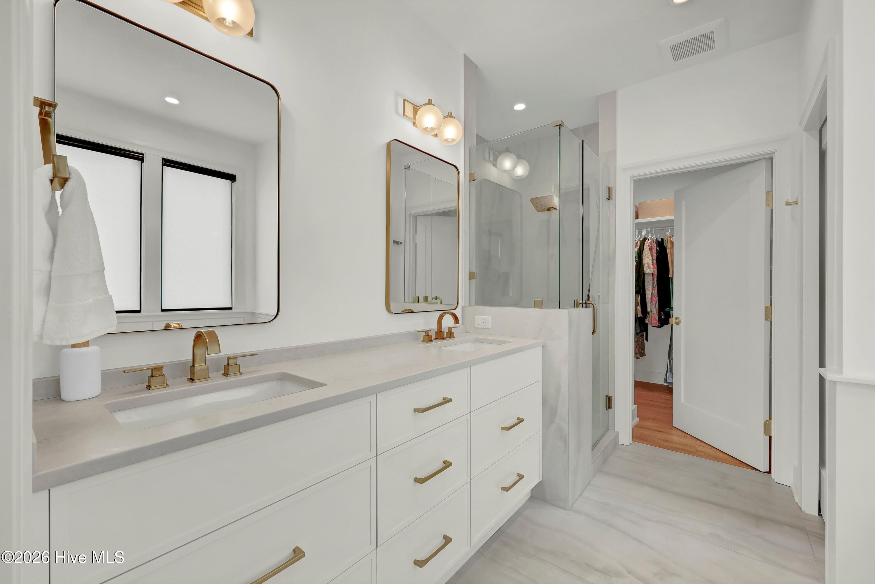 100565656 | Photo 24