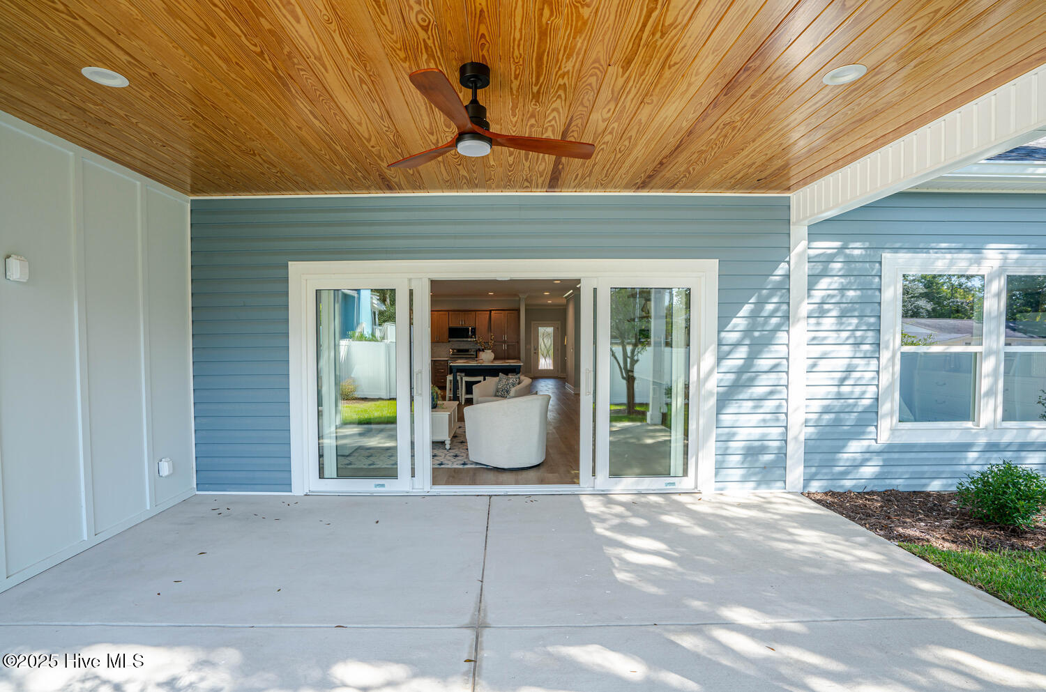 100531648 | Photo 25