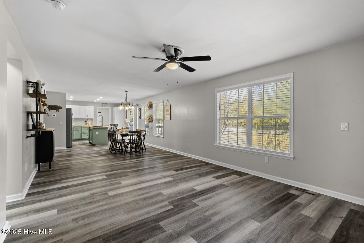 100545745 | Photo 14