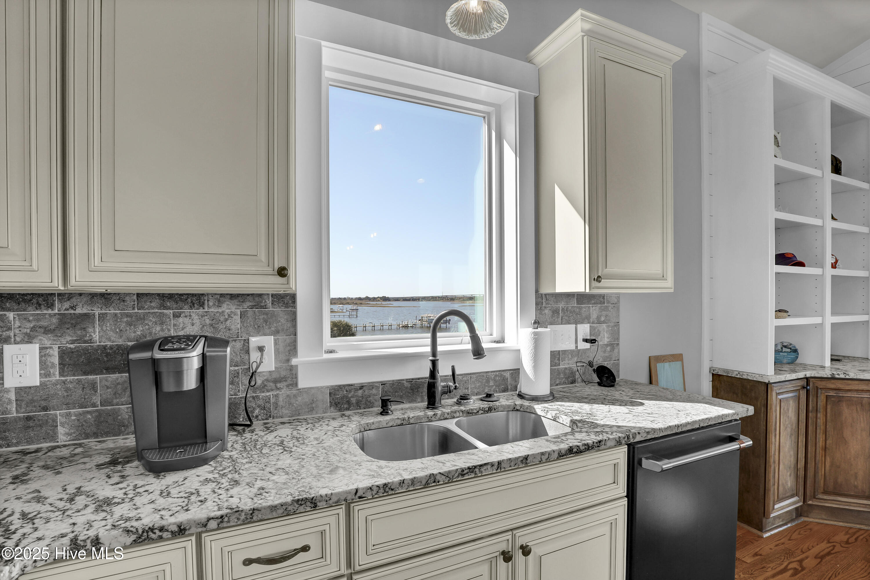 100540247 | Photo 37