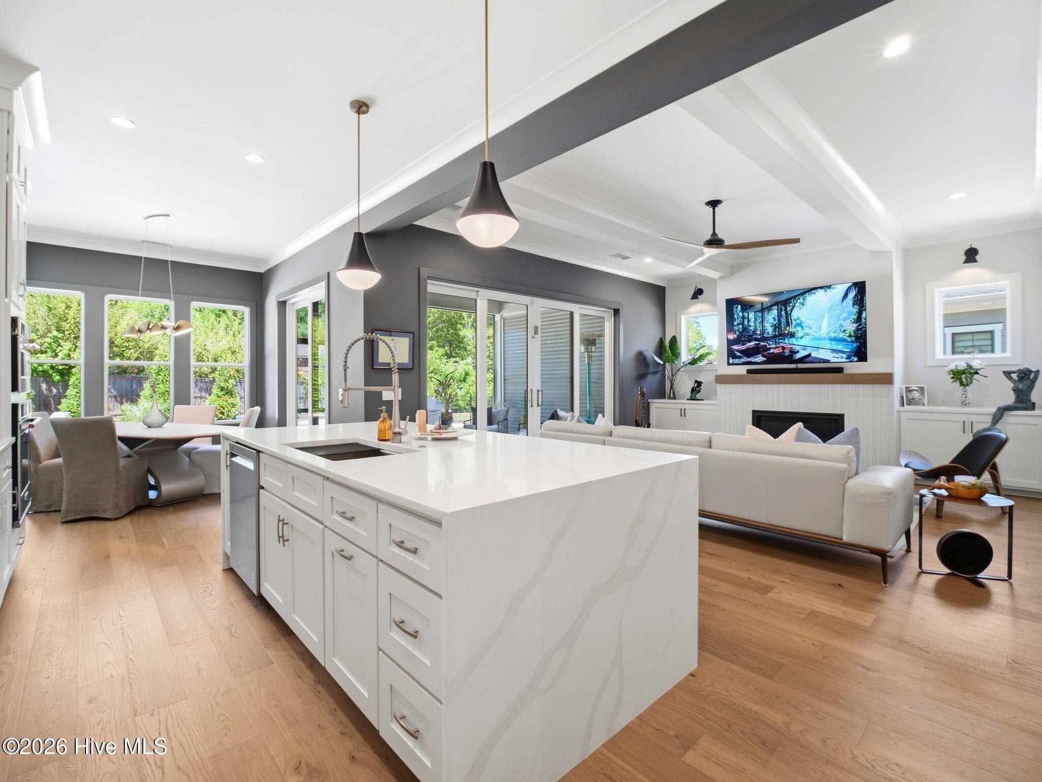 100569019 | Photo 18