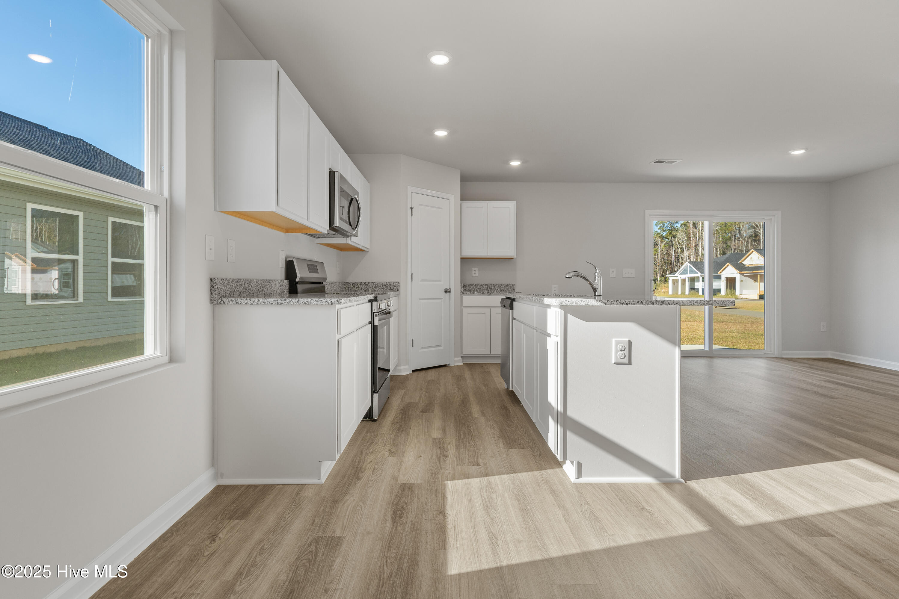 100528308 | Photo 16