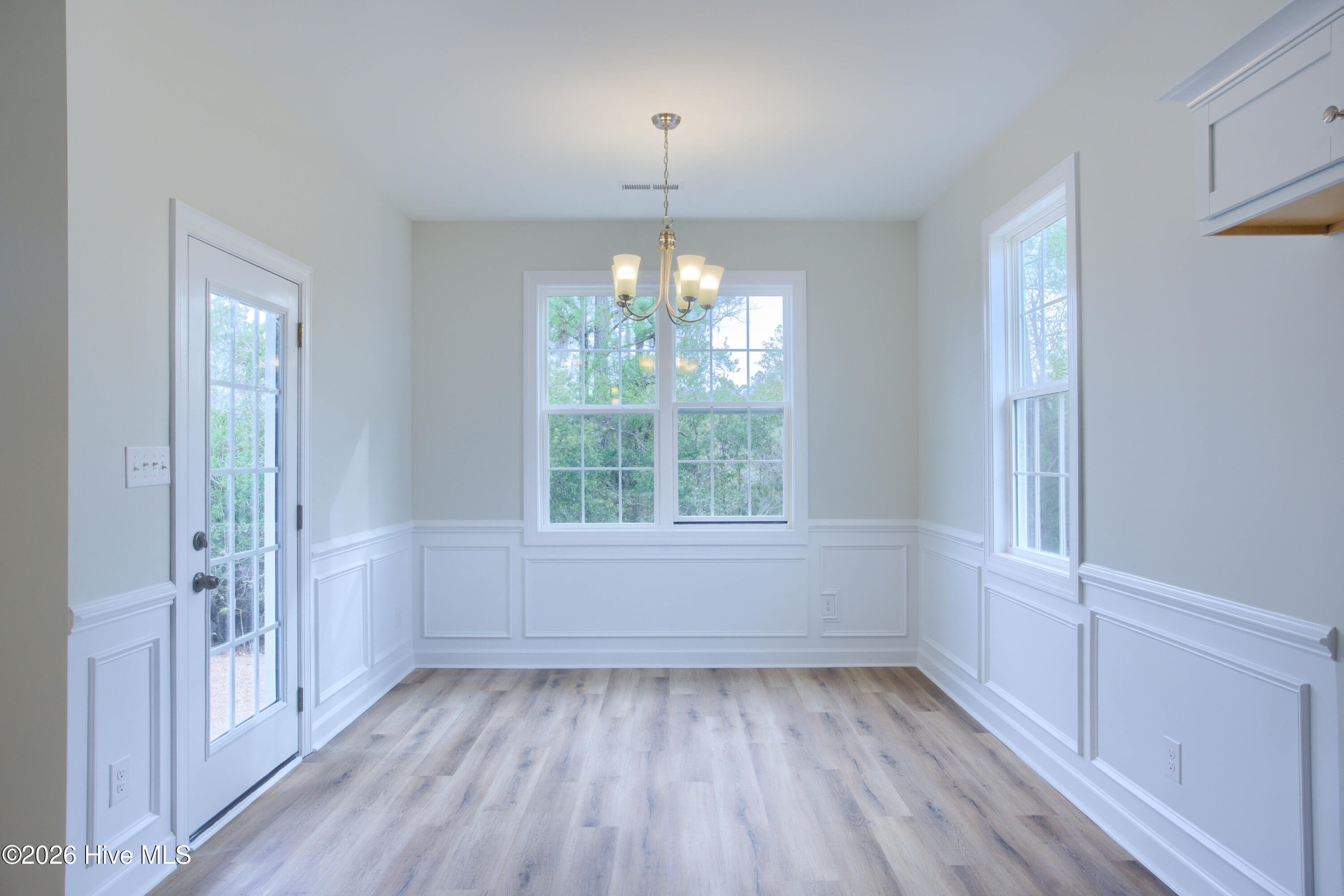 100526945 | Photo 16