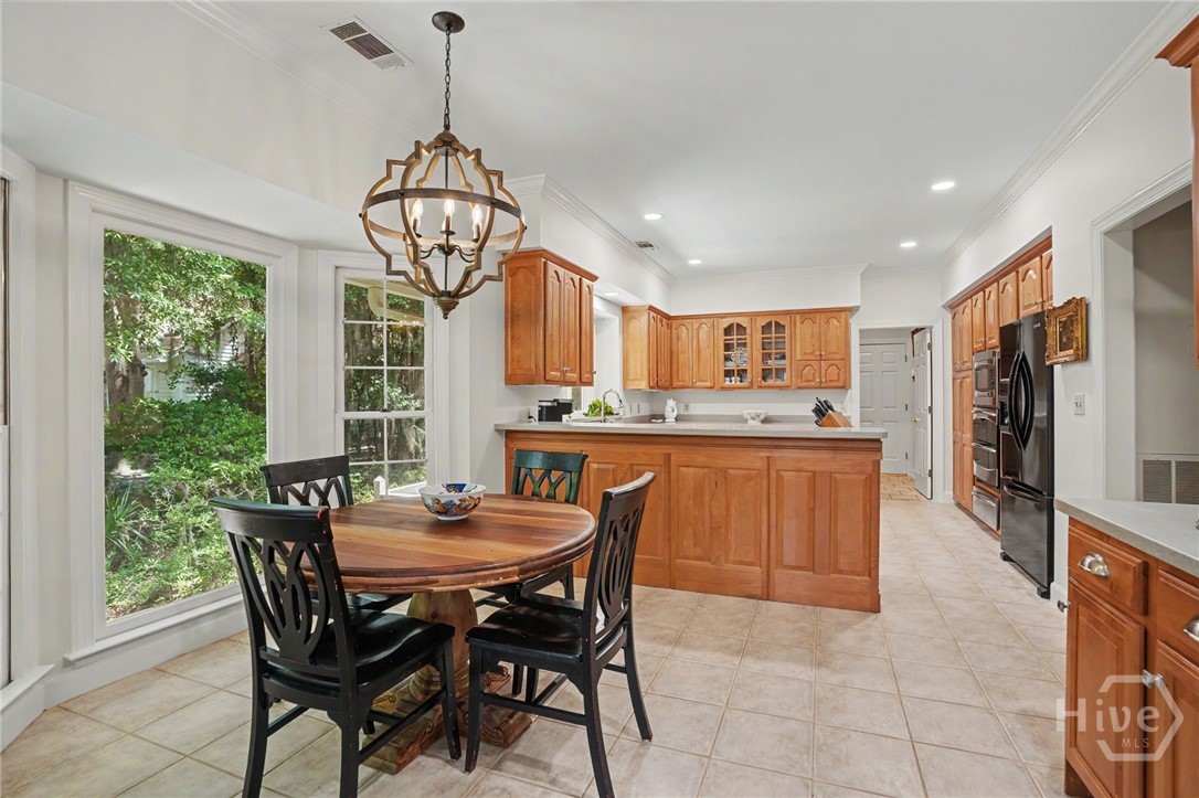 Breakfast area to kitchen