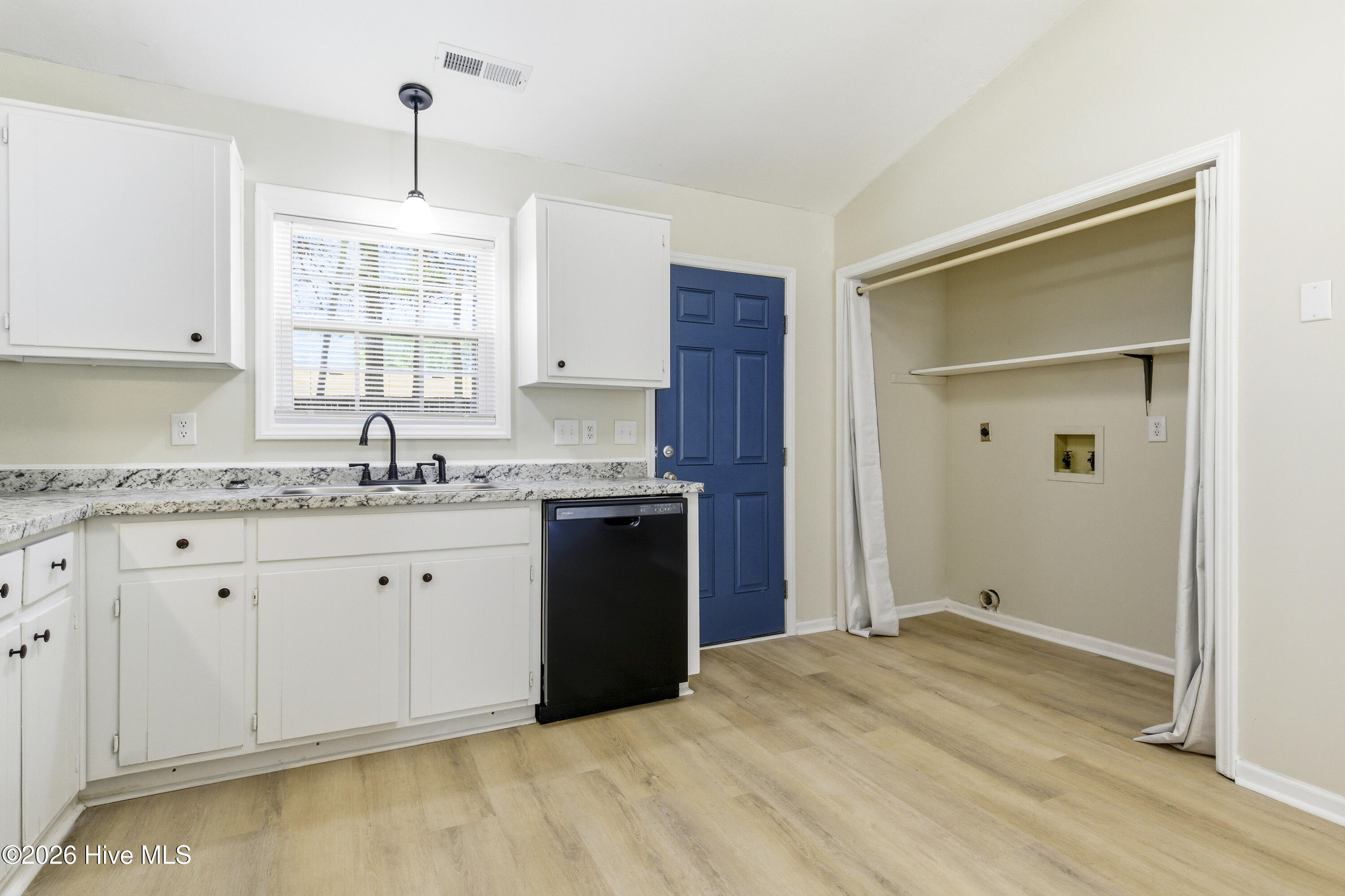 100551101 | Photo 13