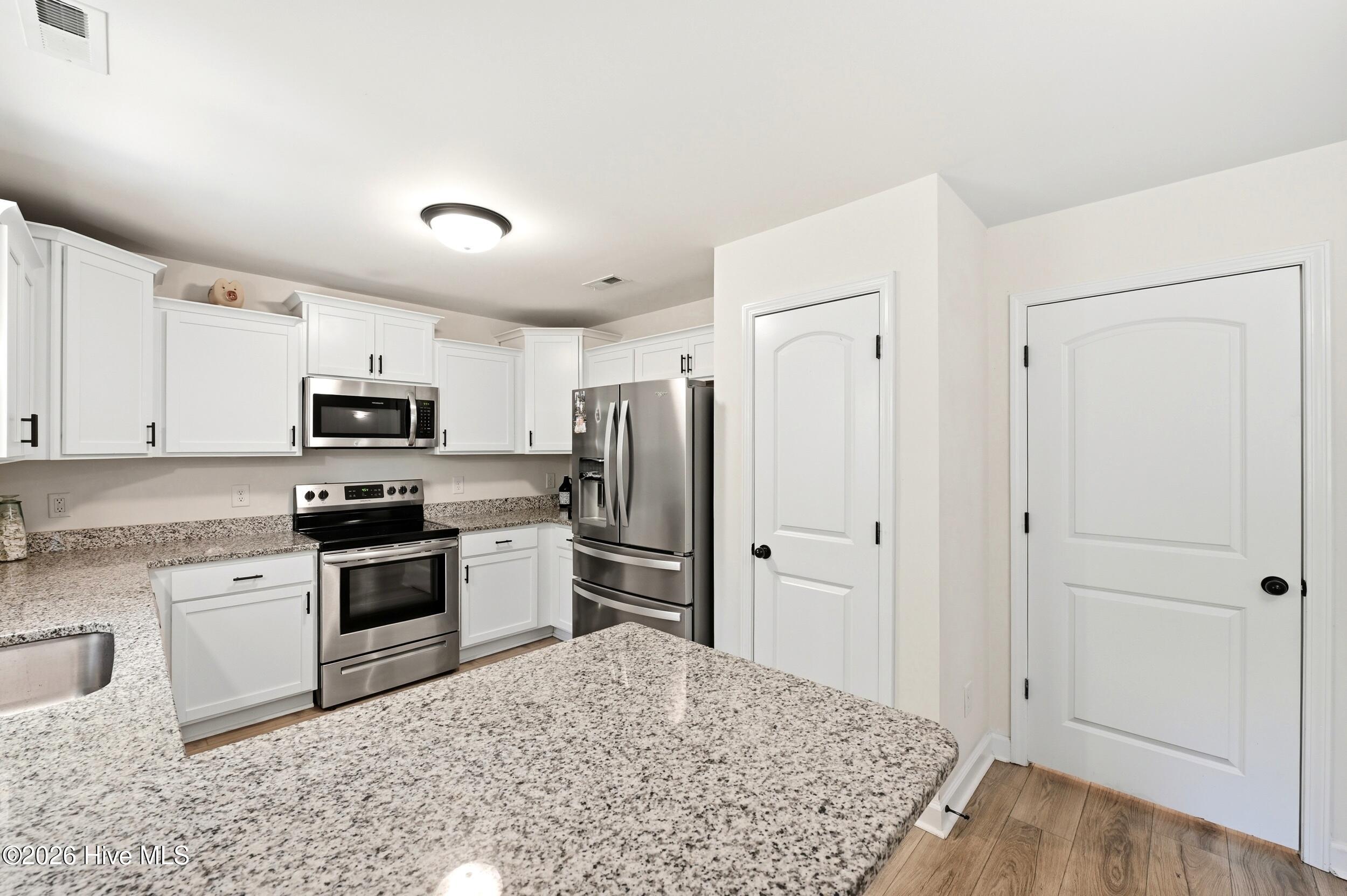 100568346 | Photo 12