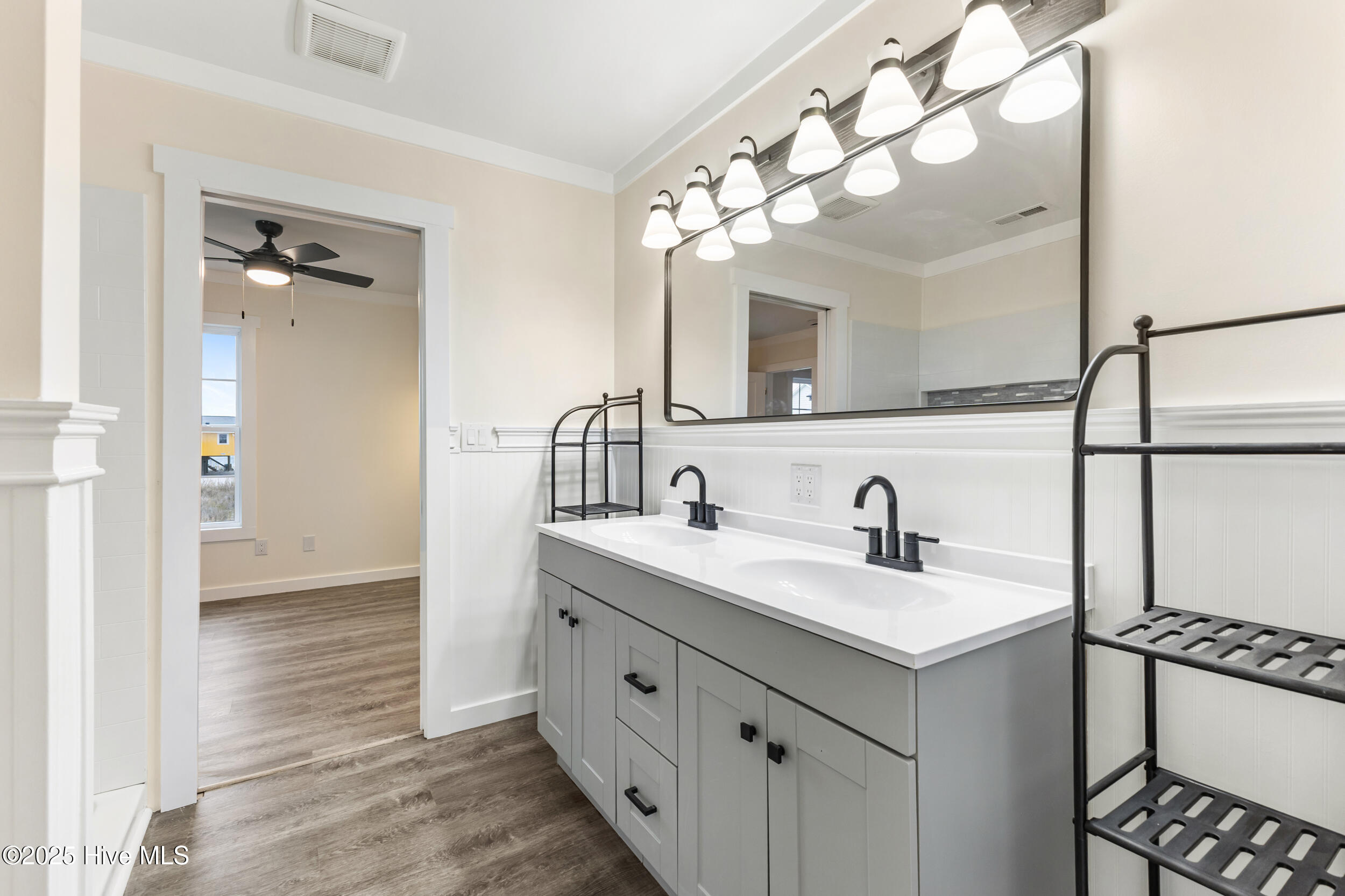 100542875 | Photo 19