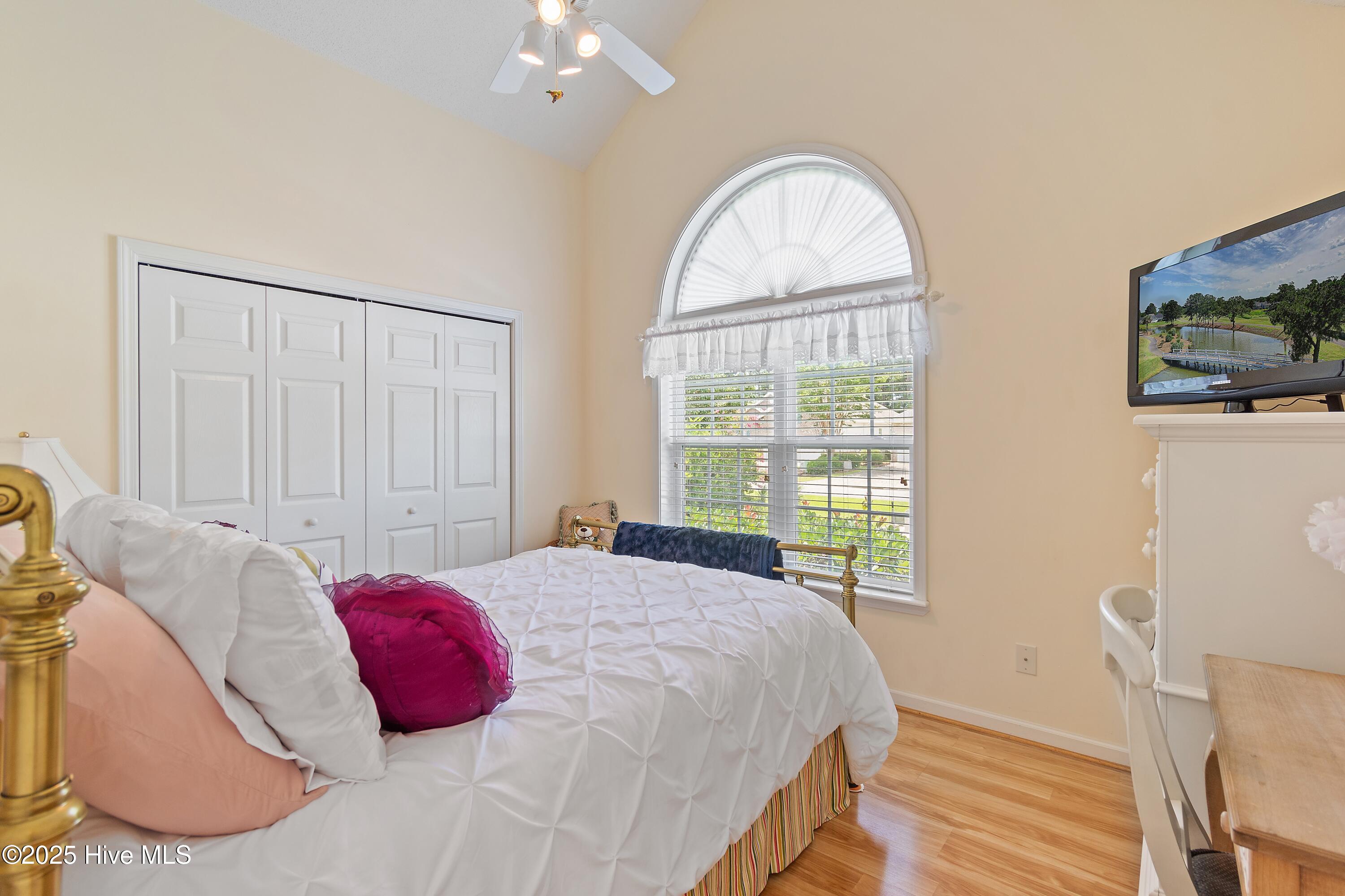 100518385 | Photo 23