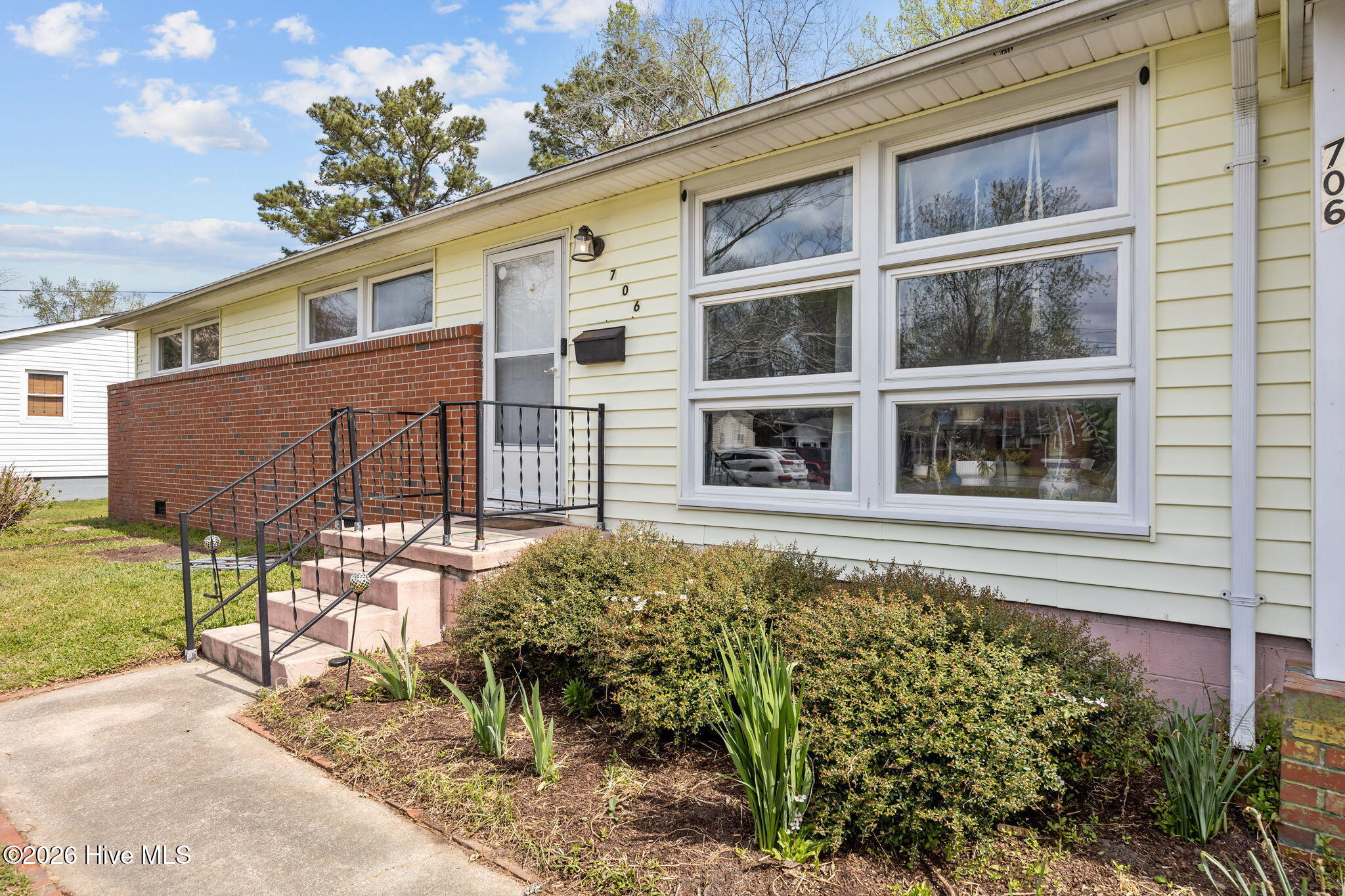 100563100 | Photo 31