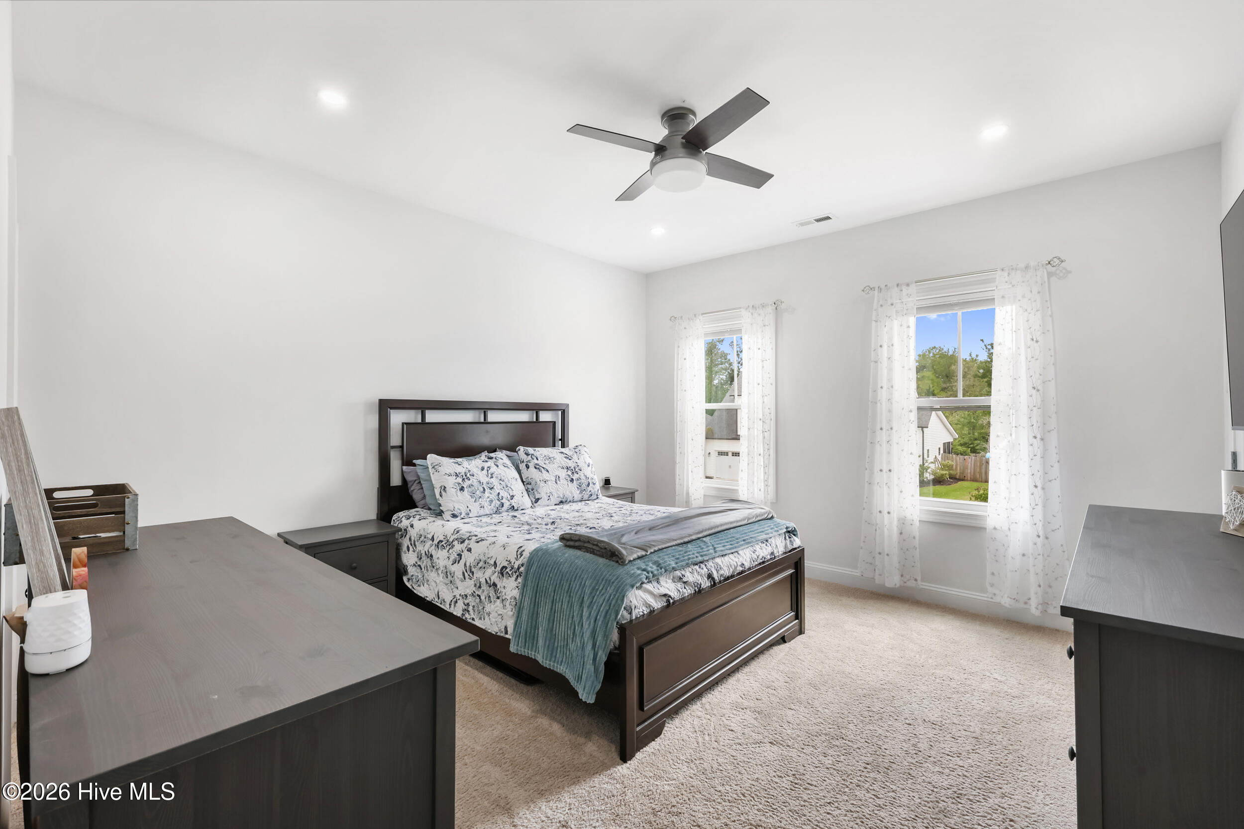 100569219 | Photo 26