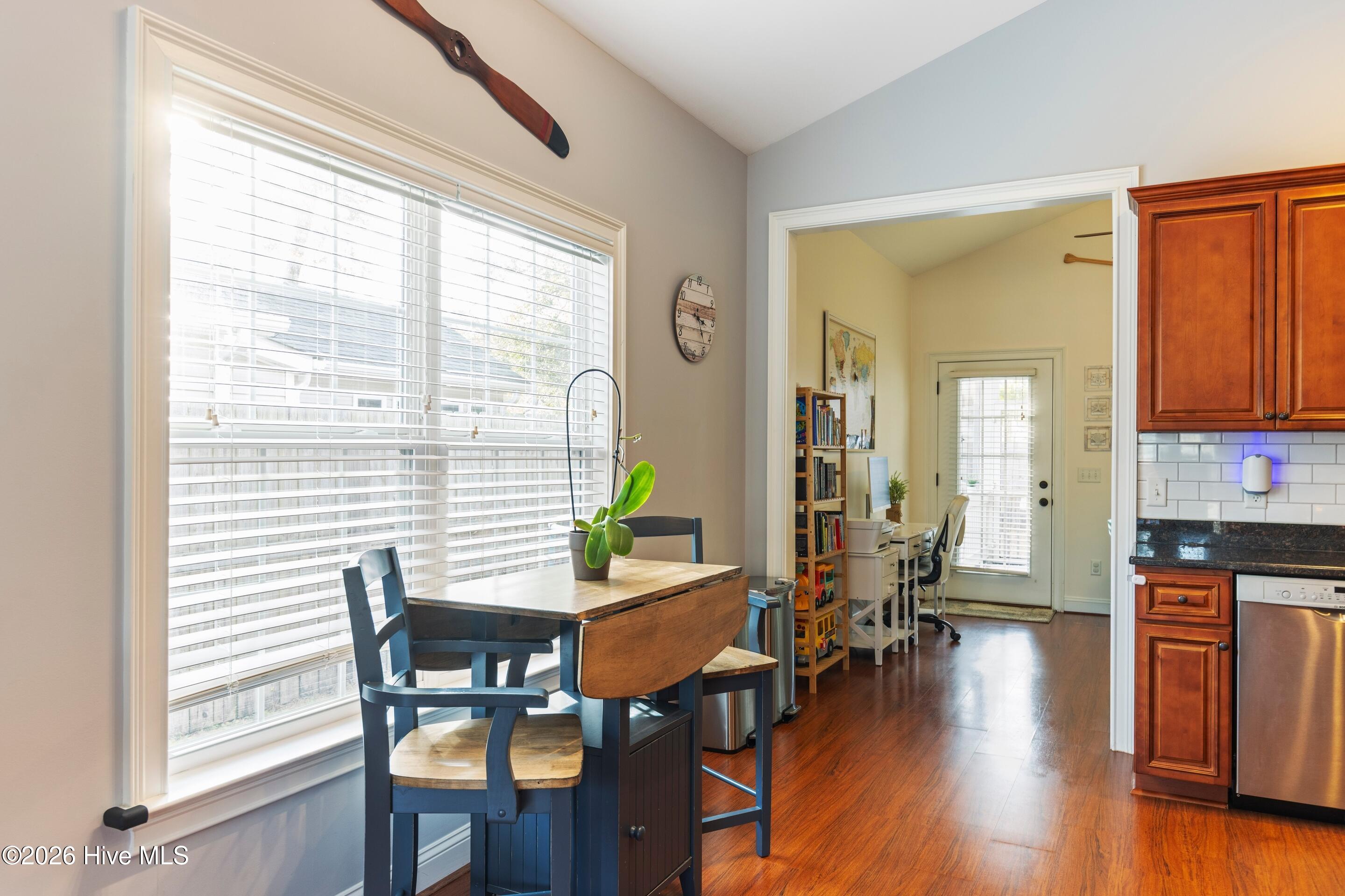 100548789 | Photo 24