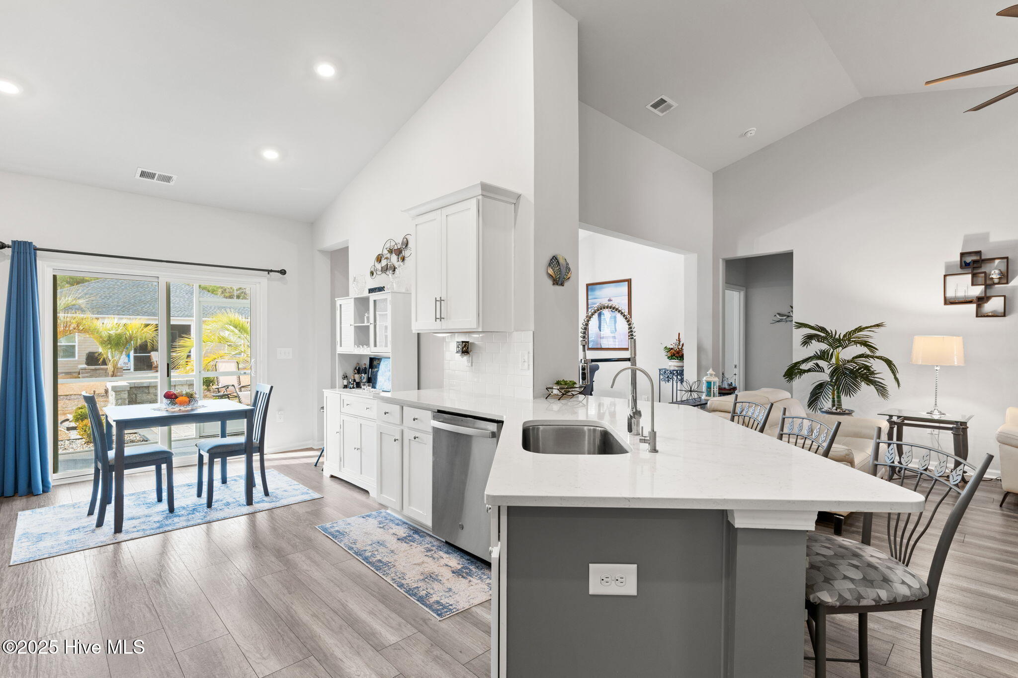 100545936 | Photo 10