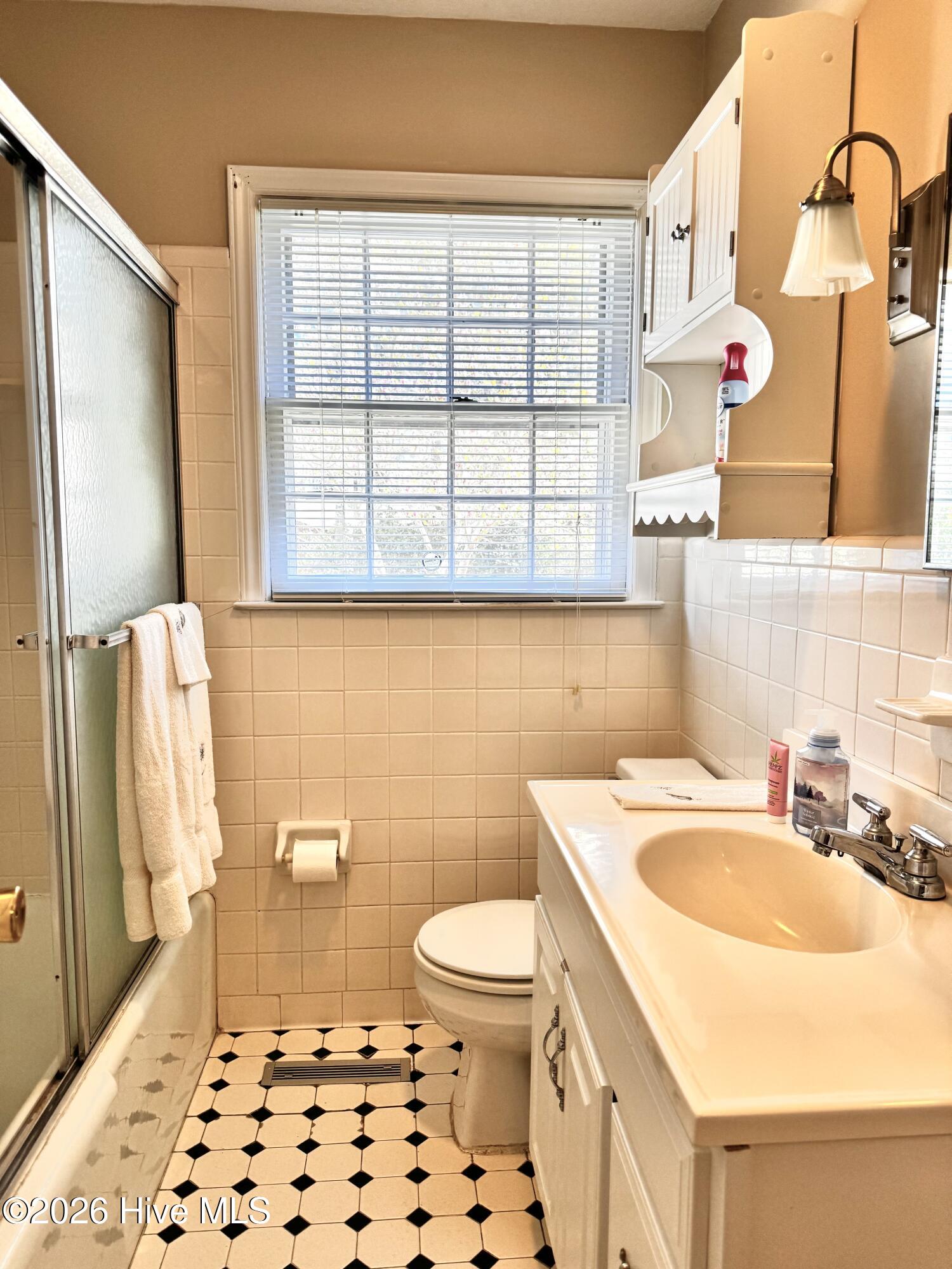 100562986 | Photo 31