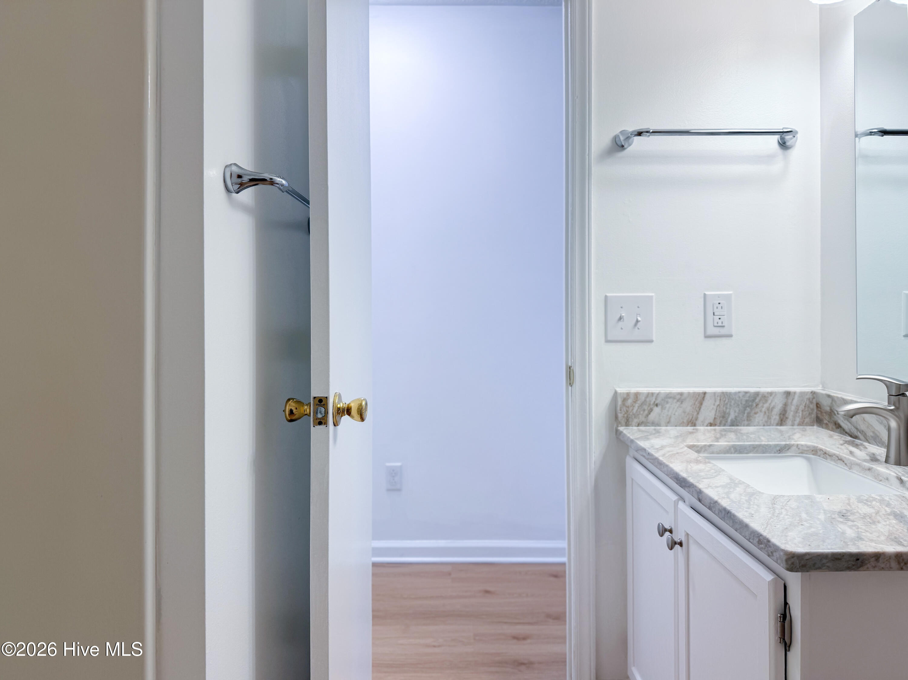 100568255 | Photo 48