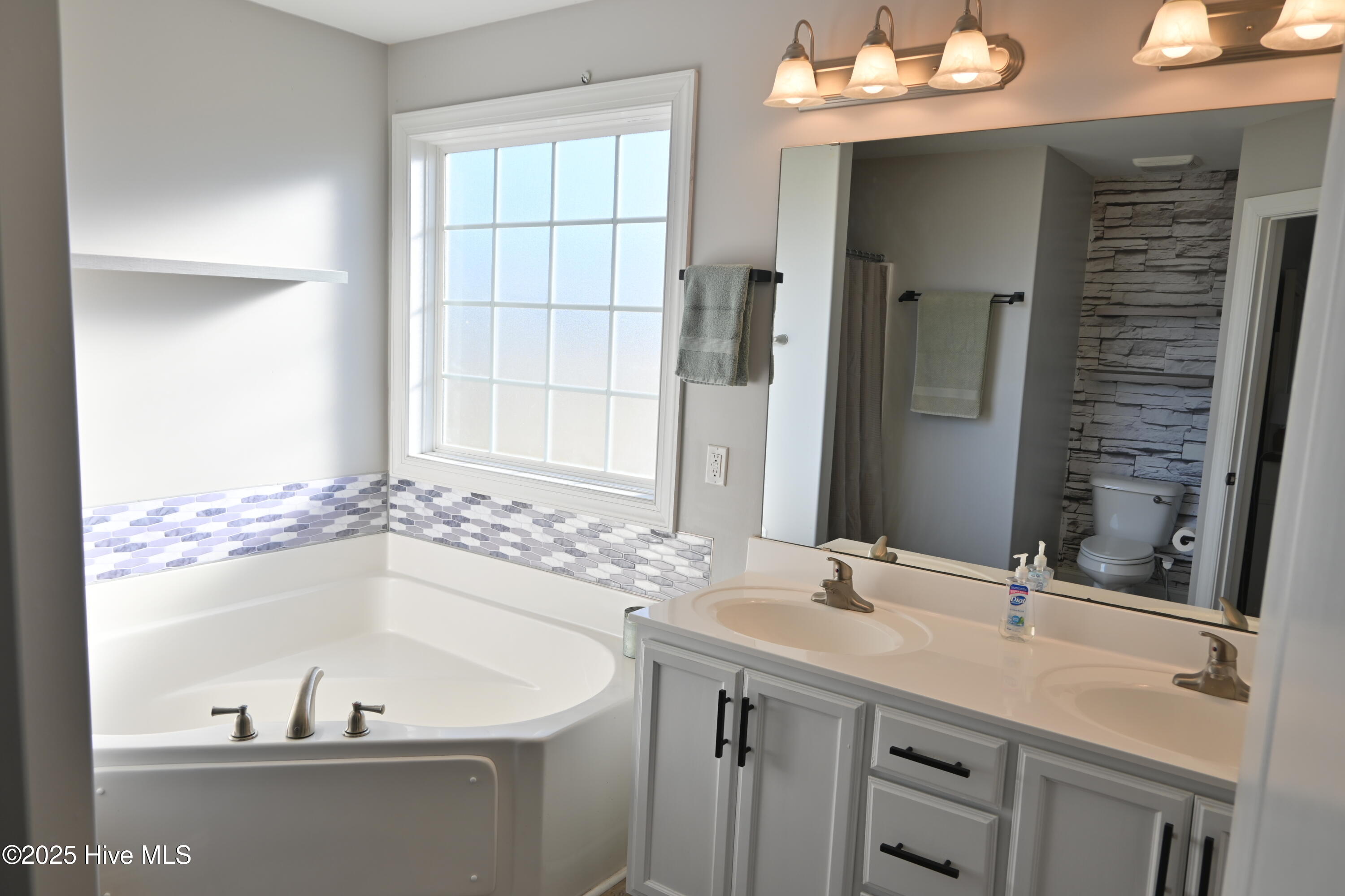 100547173 | Photo 26